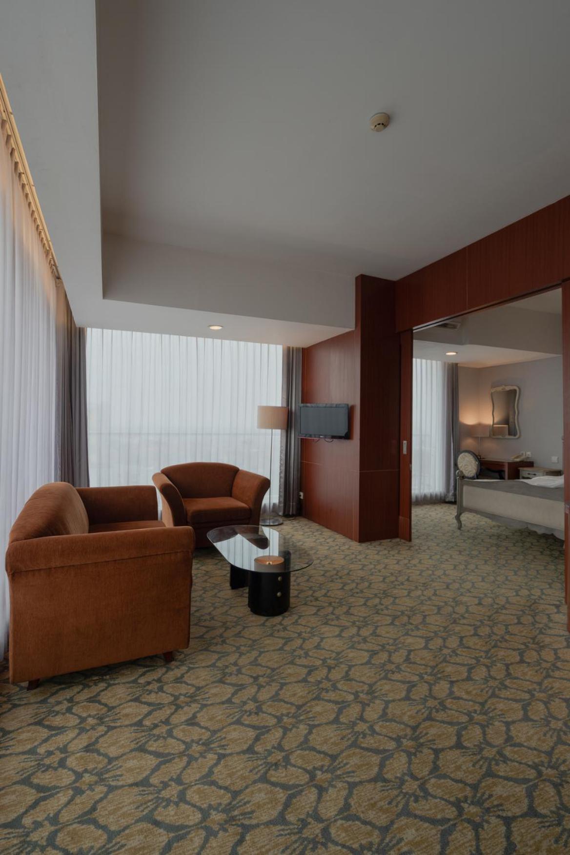 Executive Suite - Photo 9