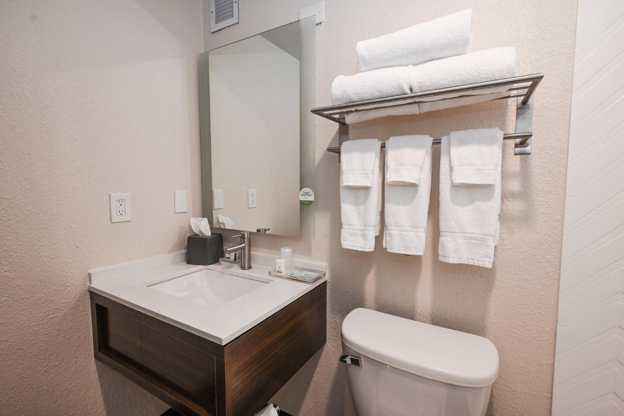 Standard King Room - Photo 5