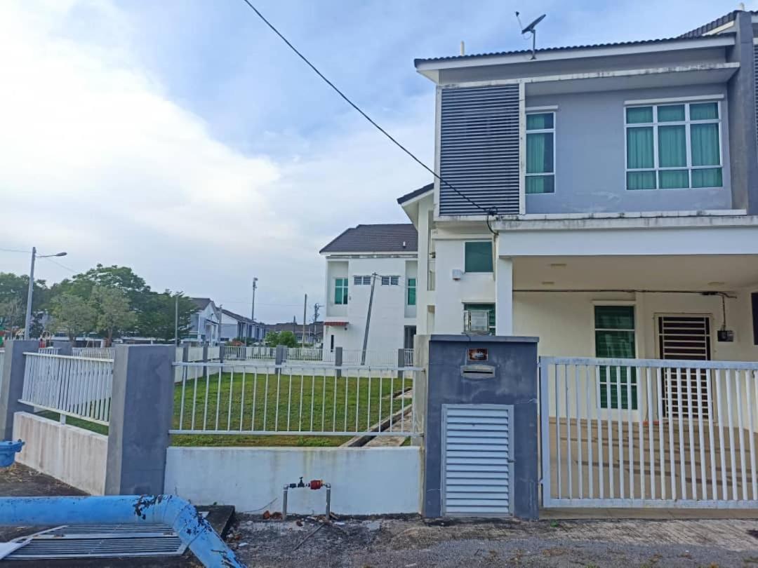 Four-Bedroom House photo 1