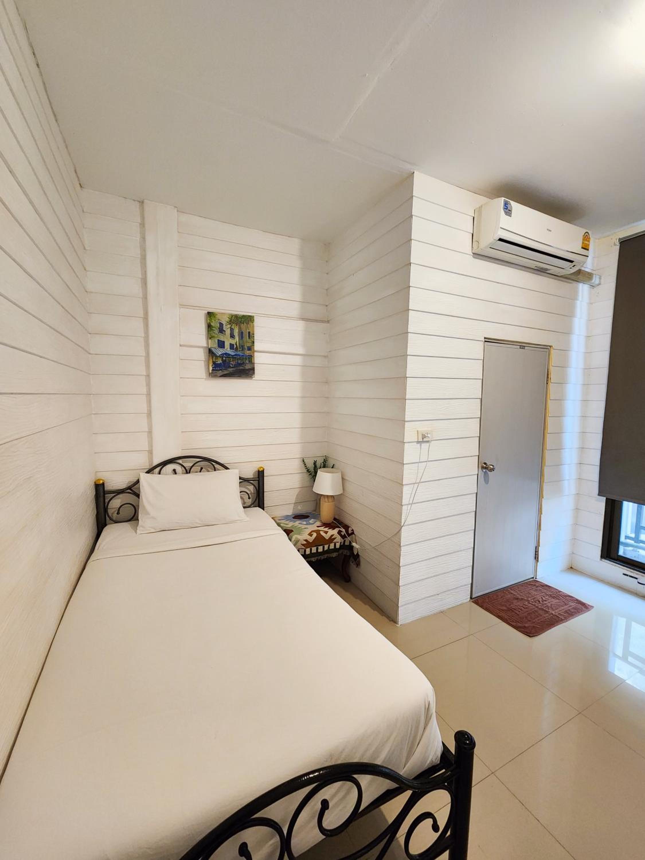 Single Room with Private Bathroom photo 1