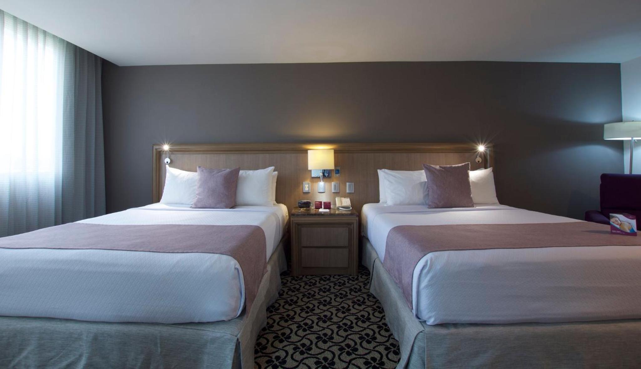Standard Room with Two Queen Beds - Photo 9
