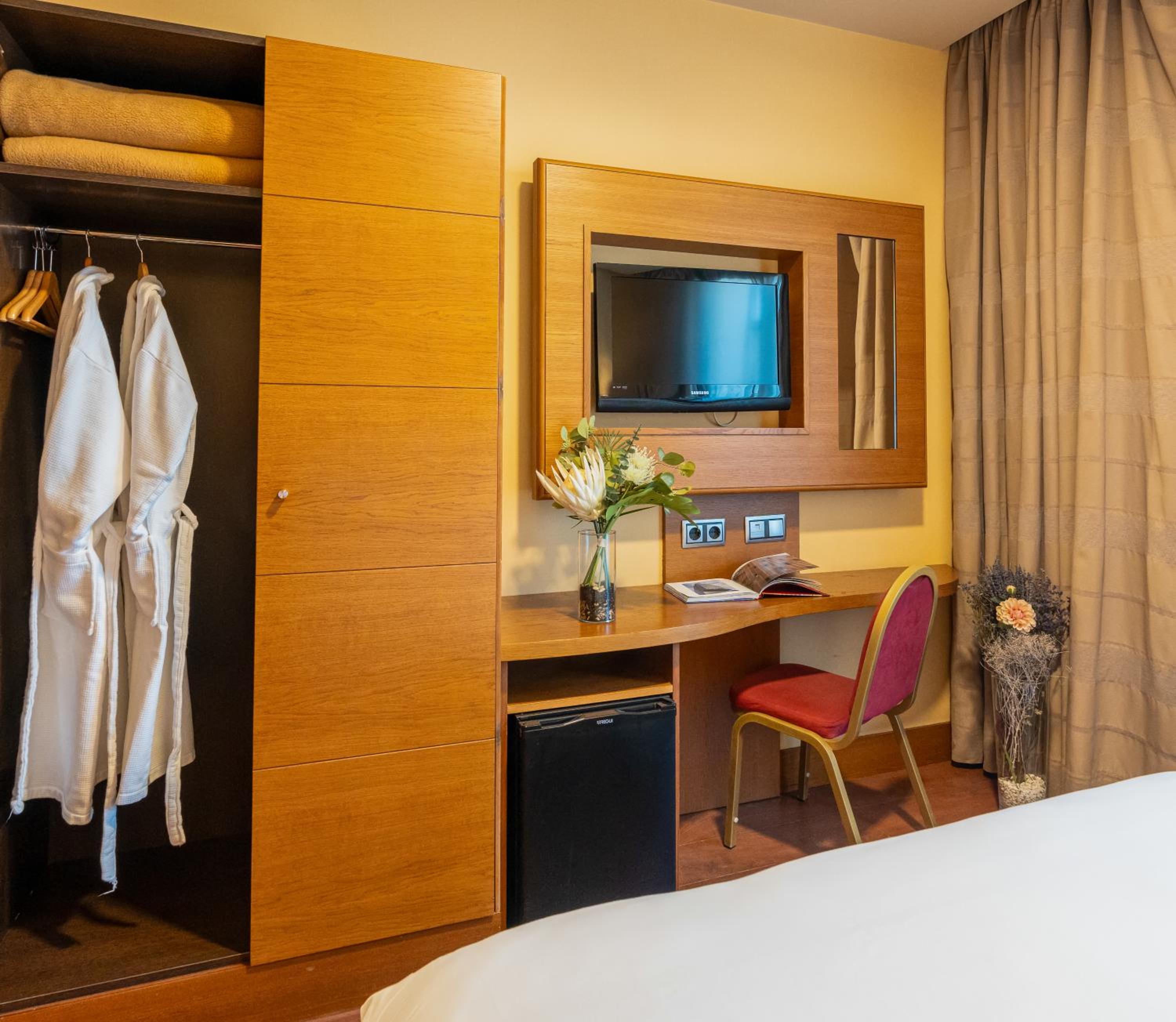Double or Twin Room - Photo 2