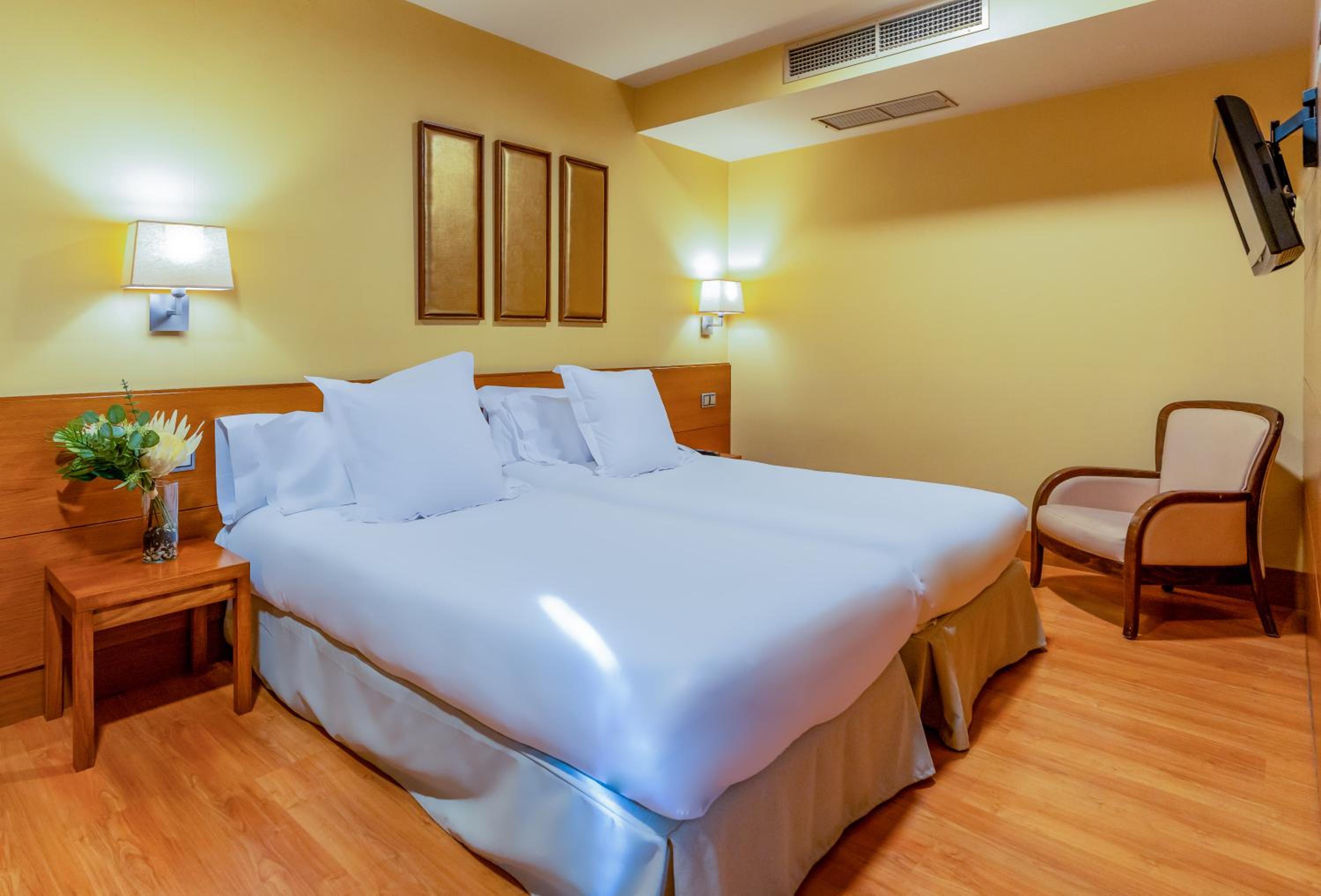 Double or Twin Room - Photo 3