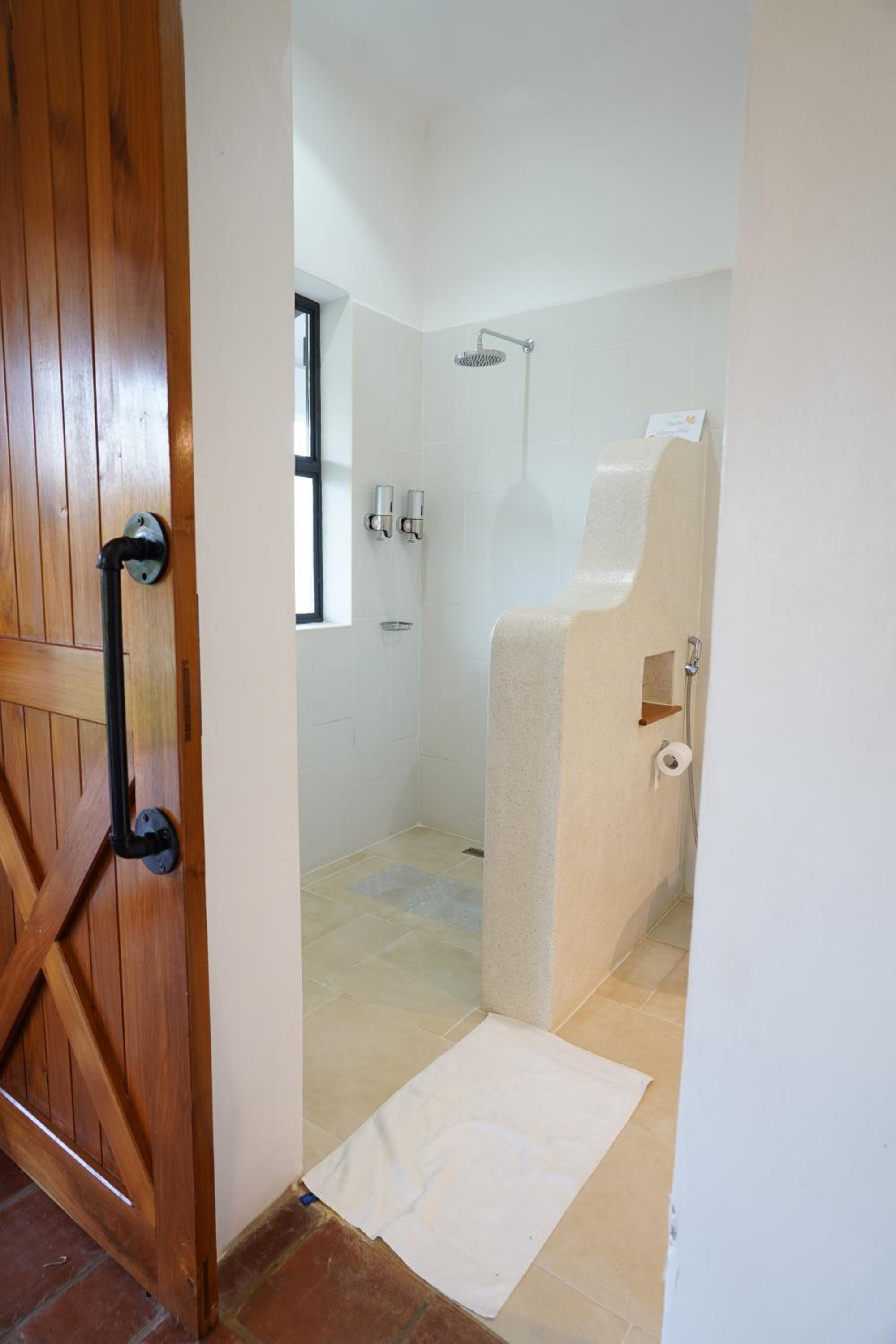 Double Room with Pool View - Photo 6
