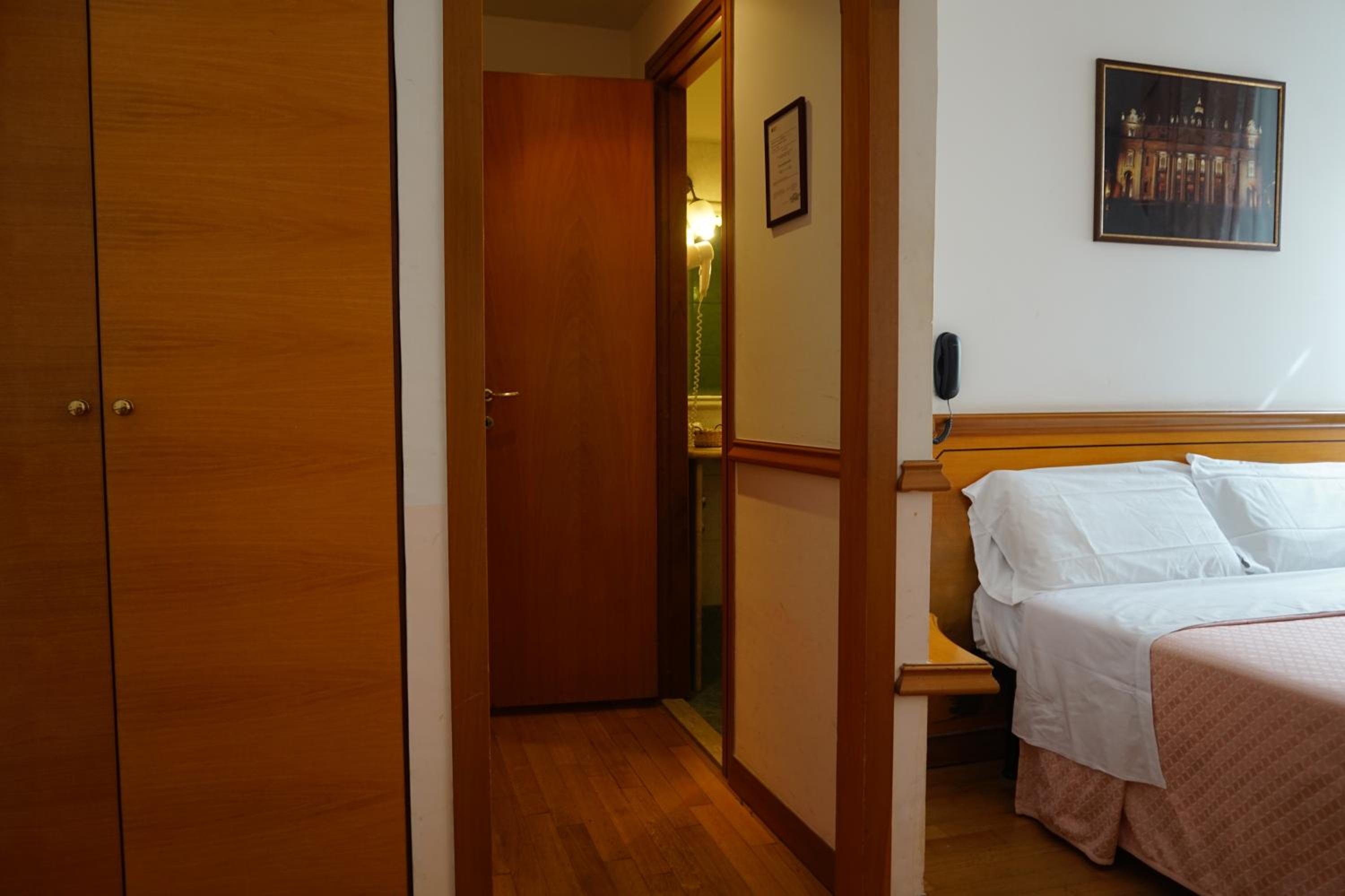 Double or Twin Room photo 3