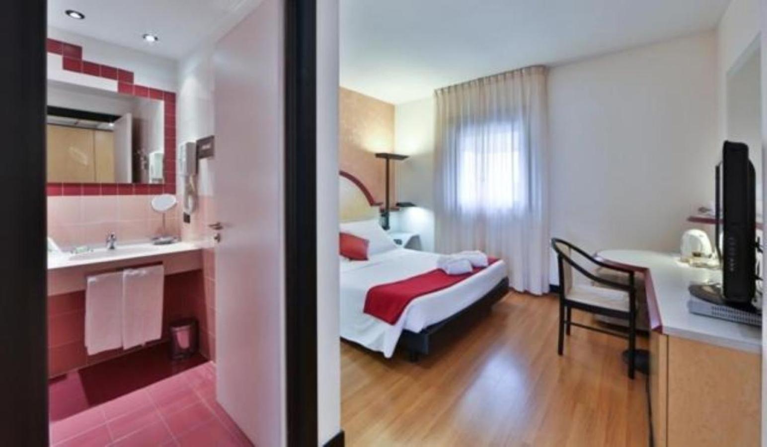 Standard King Room - Photo 3