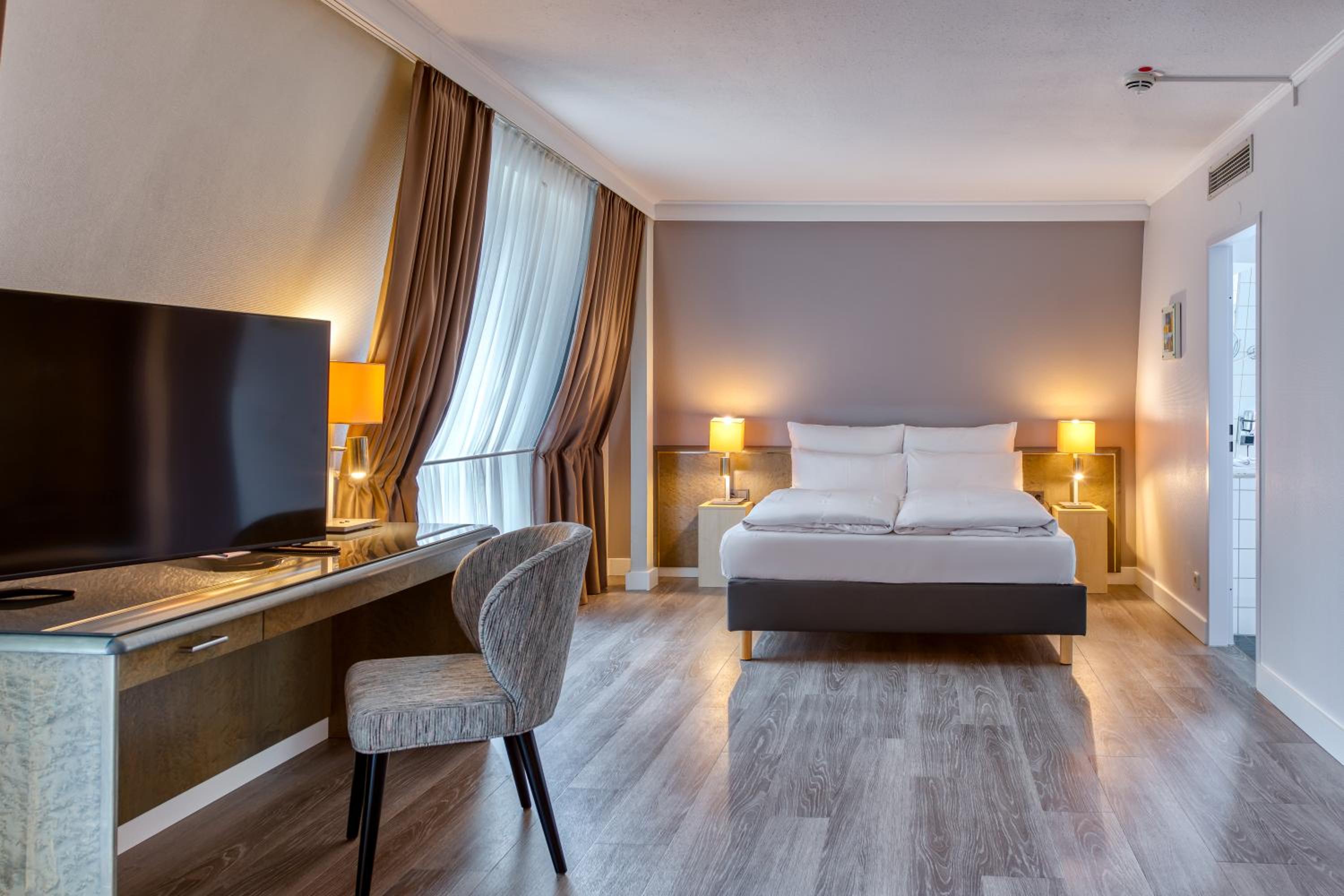 Privilege Suite with Double Bed - Photo 6