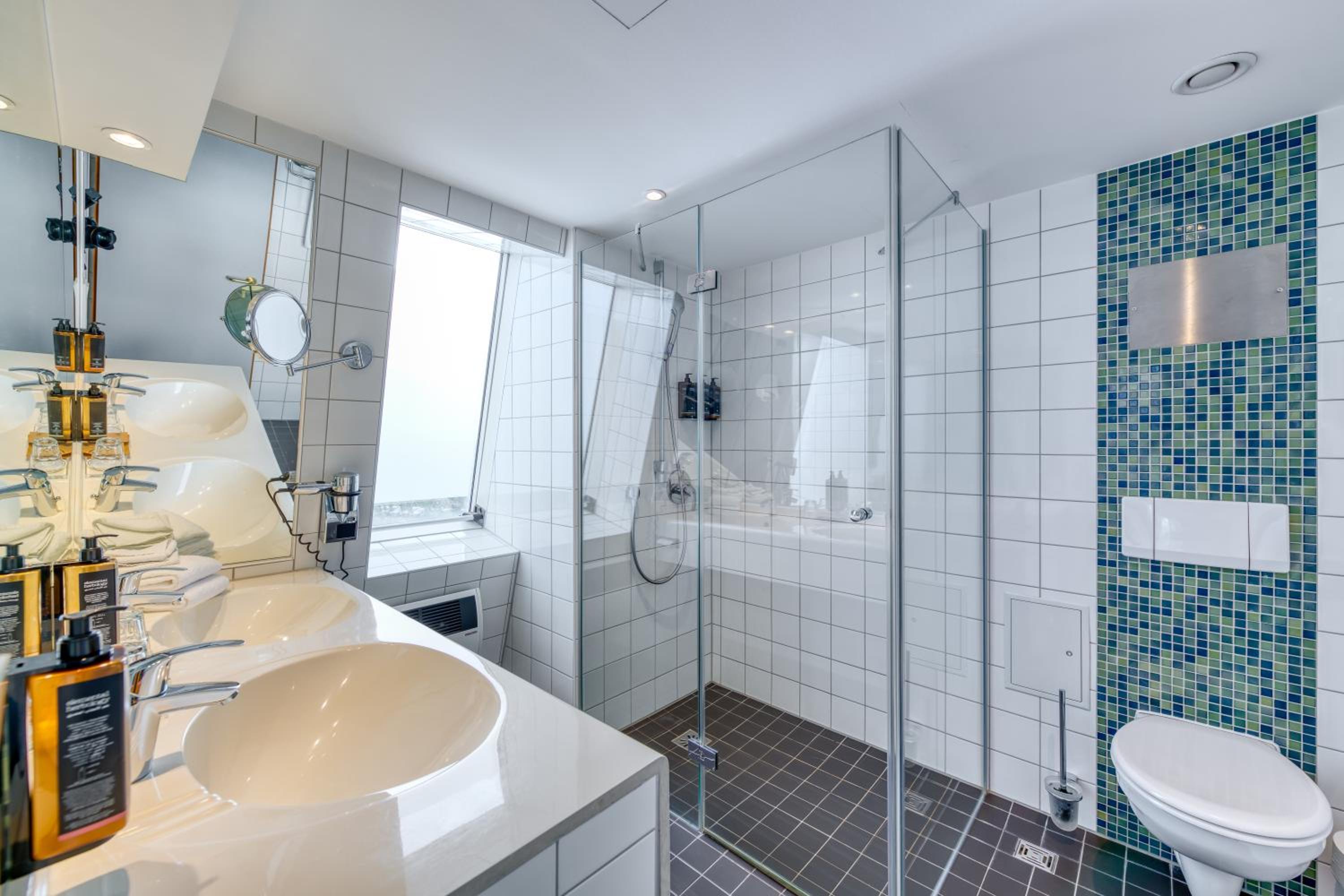 Privilege Suite with Double Bed - Photo 12