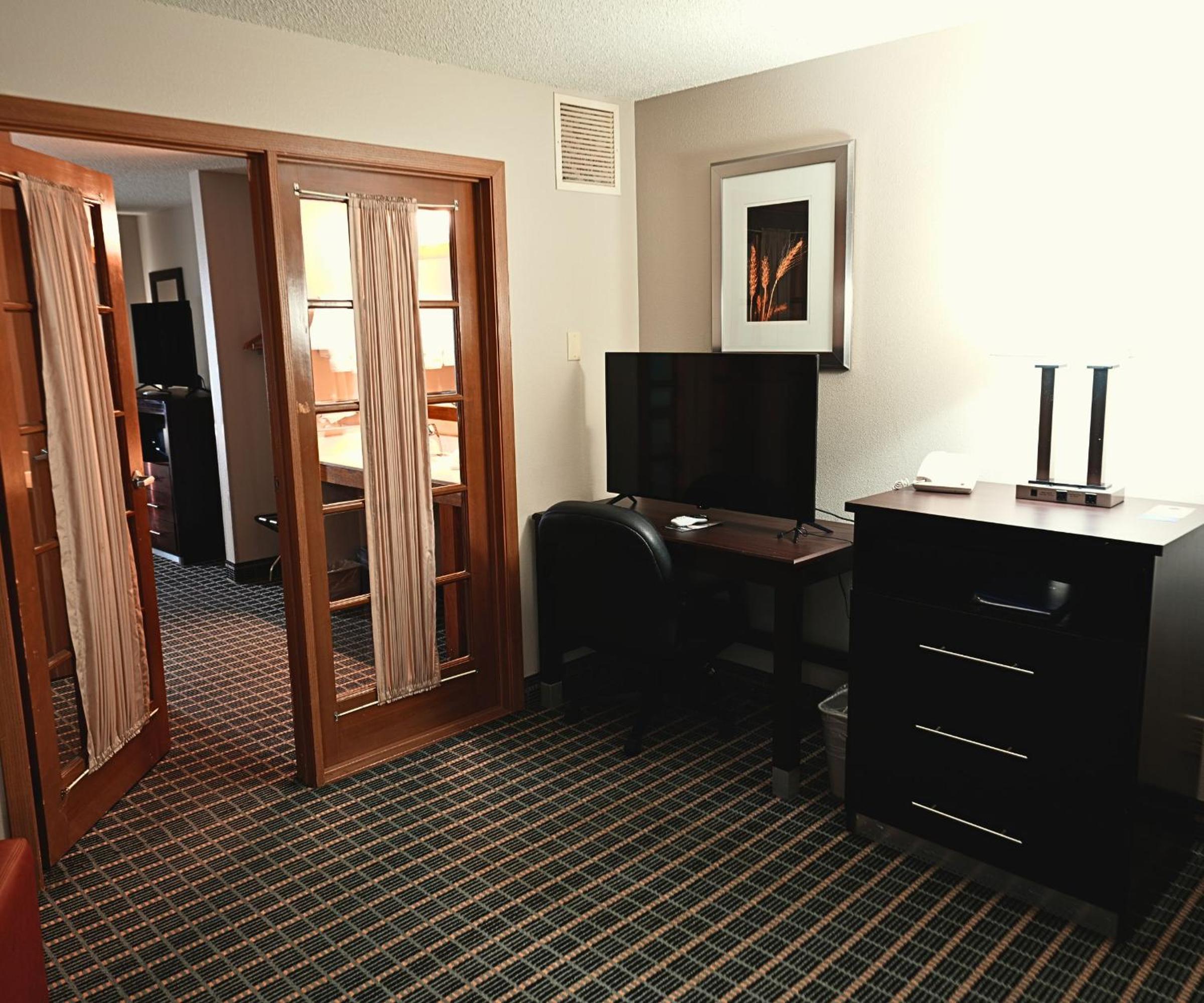 Studio King Suite with Sofa Bed - Non-Smoking - Photo 3