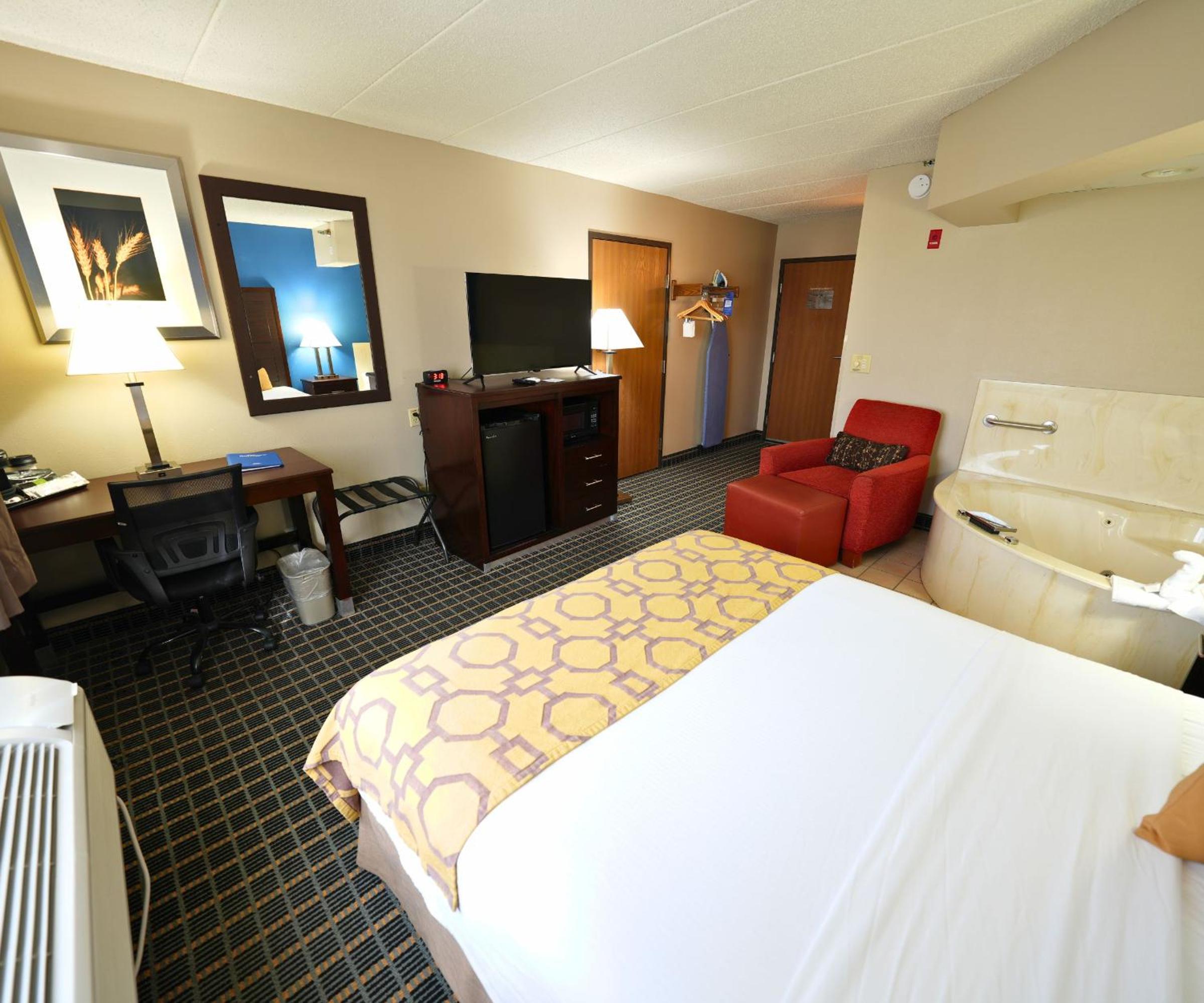 Queen Suite with Jetted Tub - Non-Smoking - Photo 1