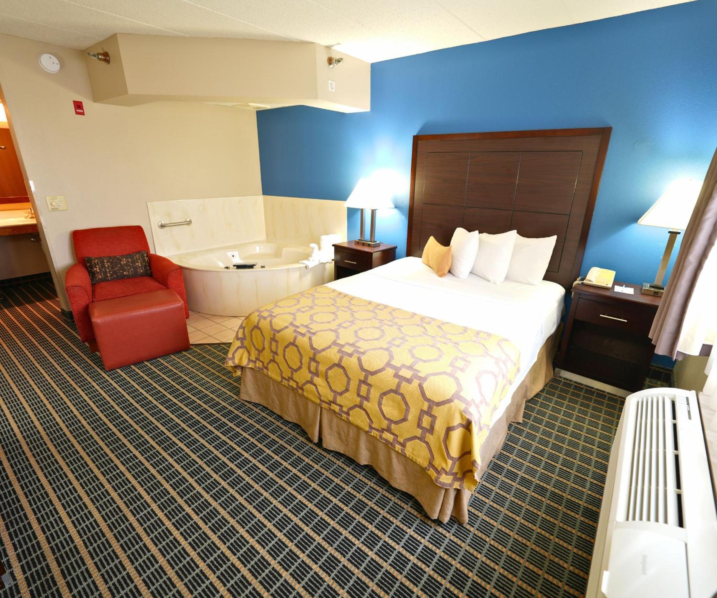 Queen Suite with Jetted Tub - Non-Smoking - Photo 4