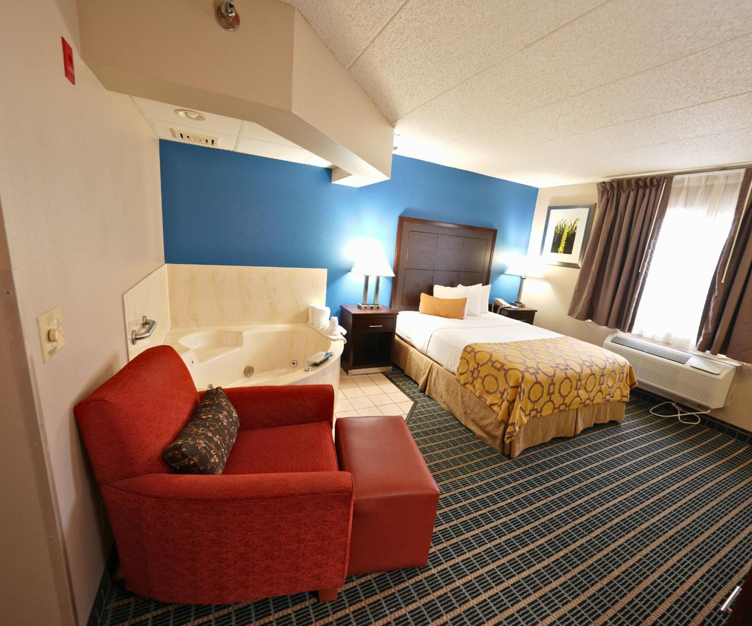 Queen Suite with Jetted Tub - Non-Smoking - Photo 3