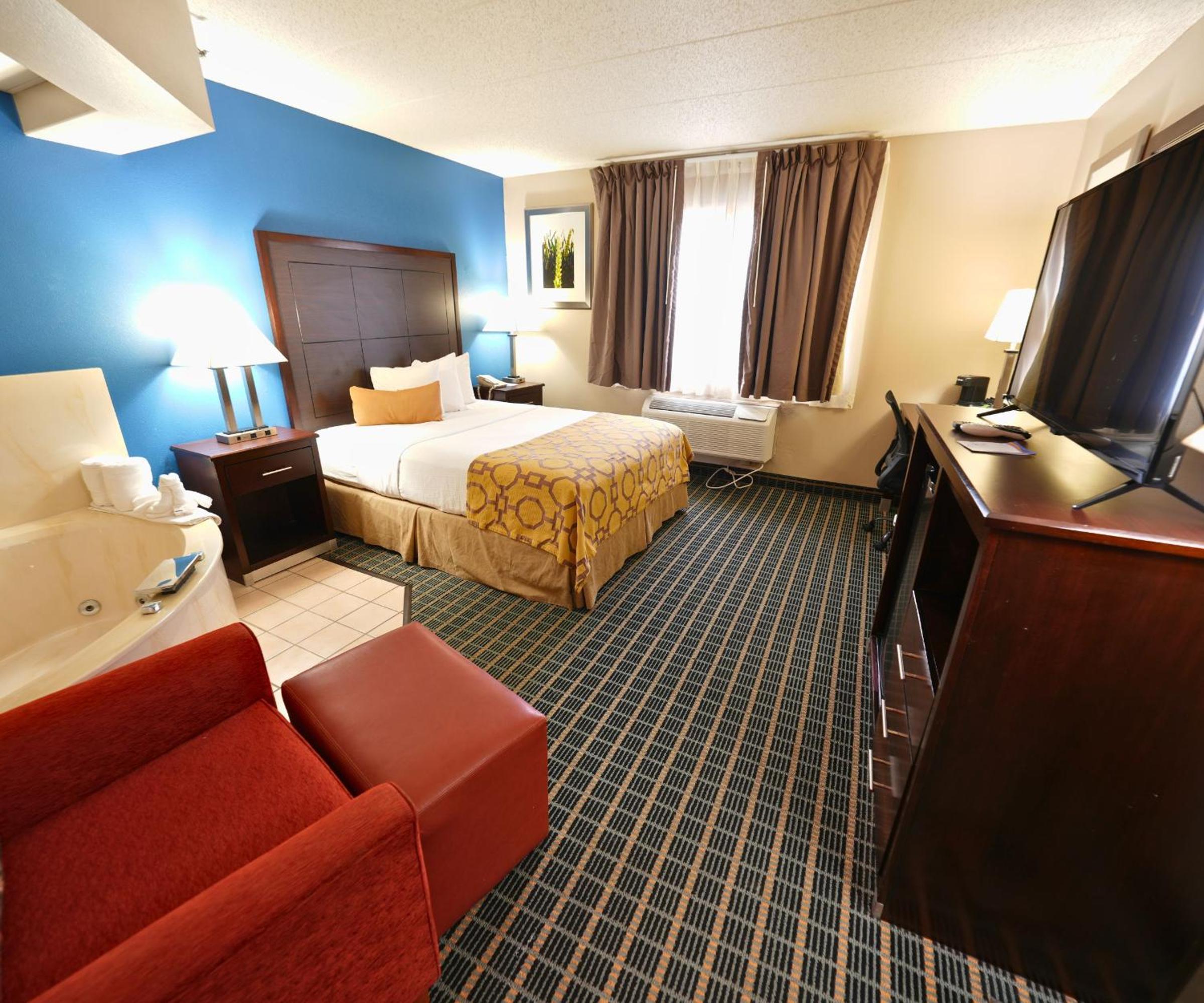 Queen Suite with Jetted Tub - Non-Smoking - Photo 2