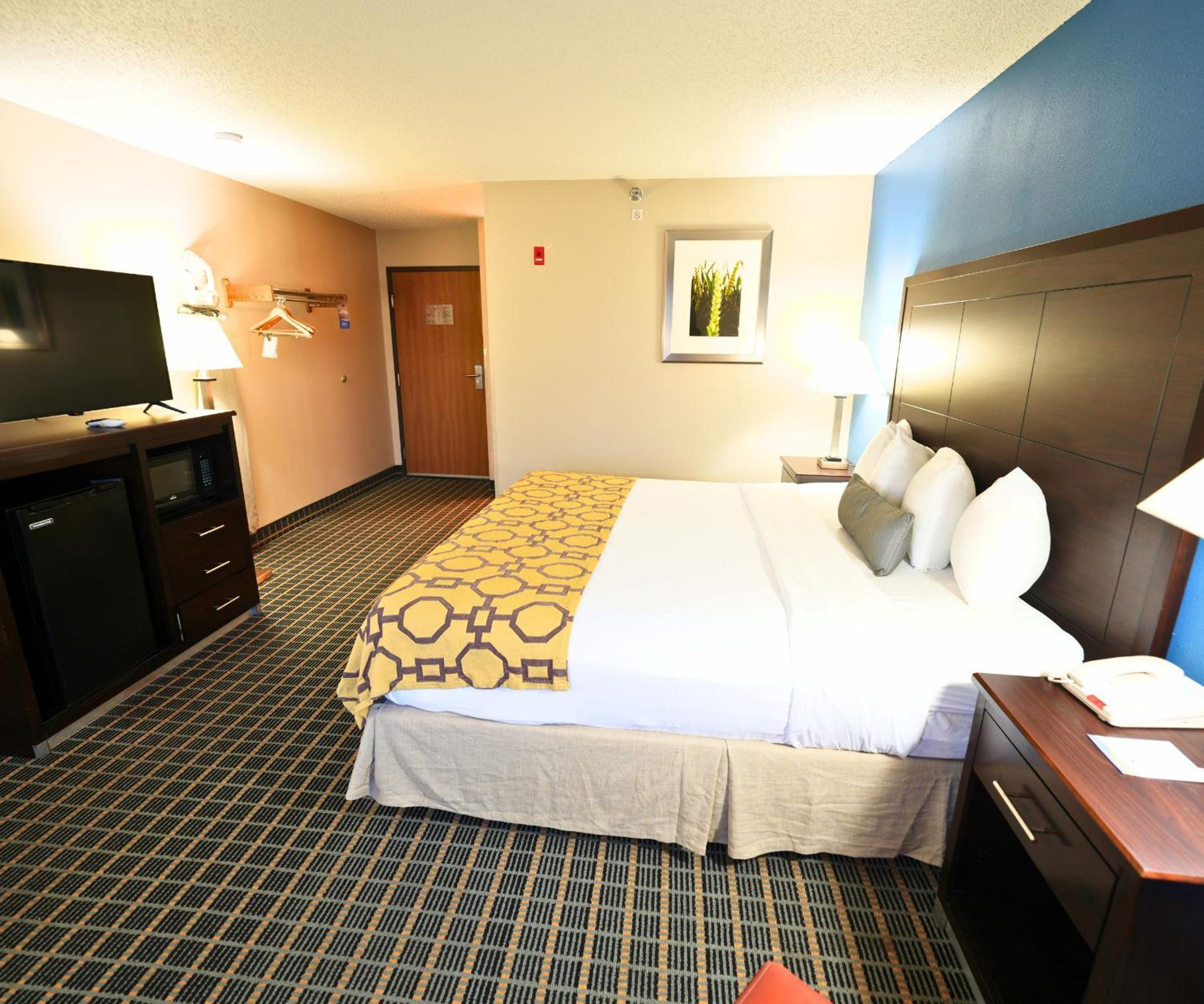 King Room - Non-Smoking - Photo 3