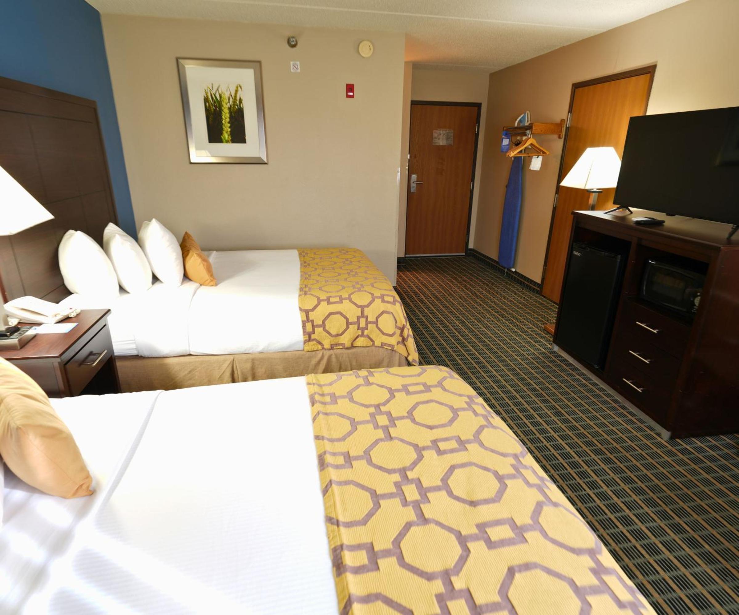 Queen Room with Two Queen Beds - Non-Smoking - Photo 4