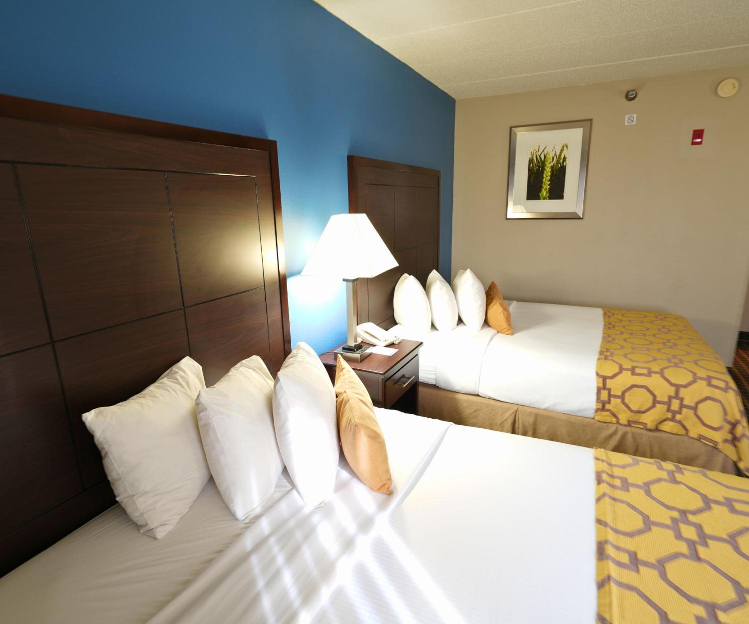 Queen Room with Two Queen Beds - Non-Smoking - Photo 2