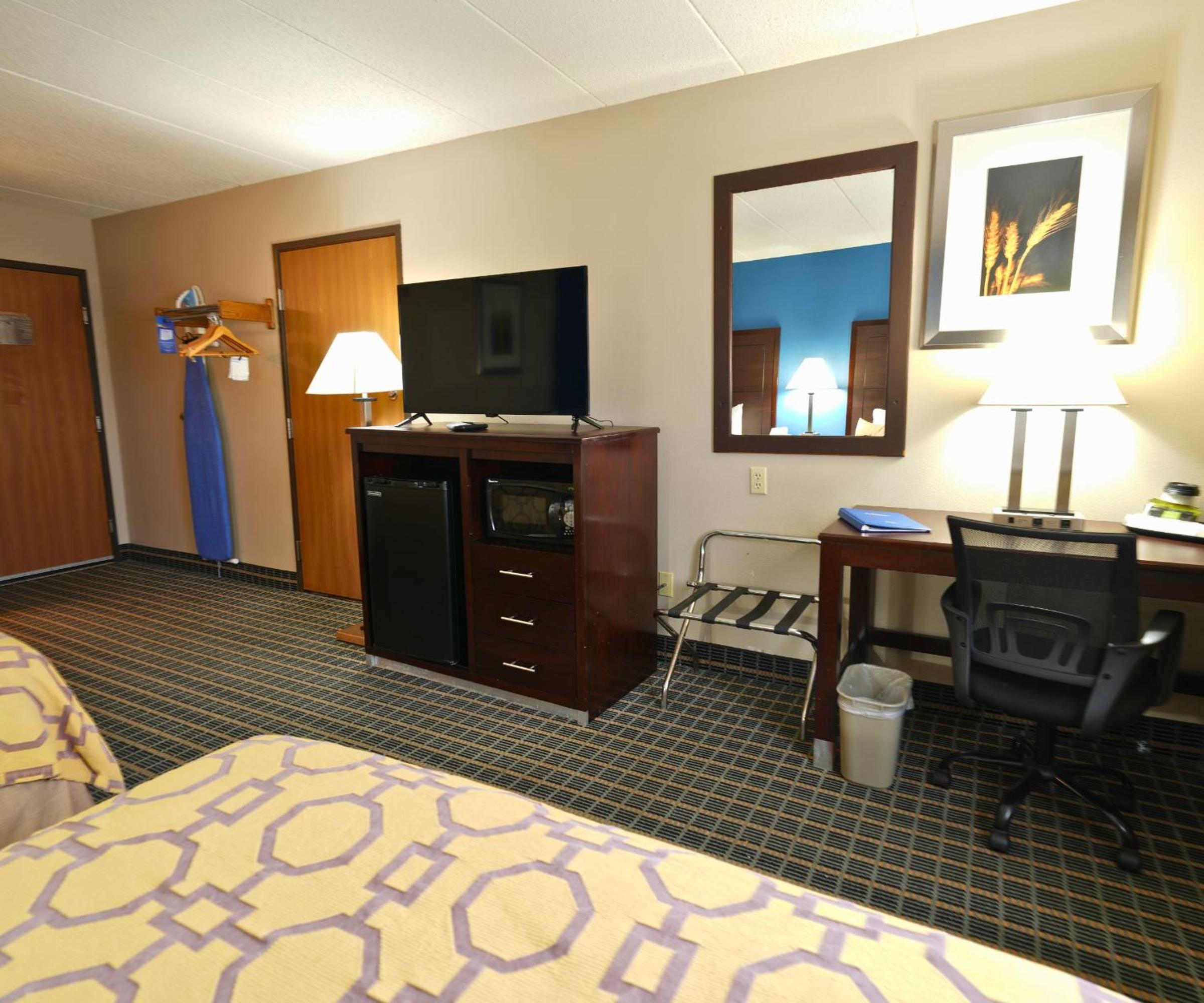 Queen Room with Two Queen Beds - Non-Smoking - Photo 3