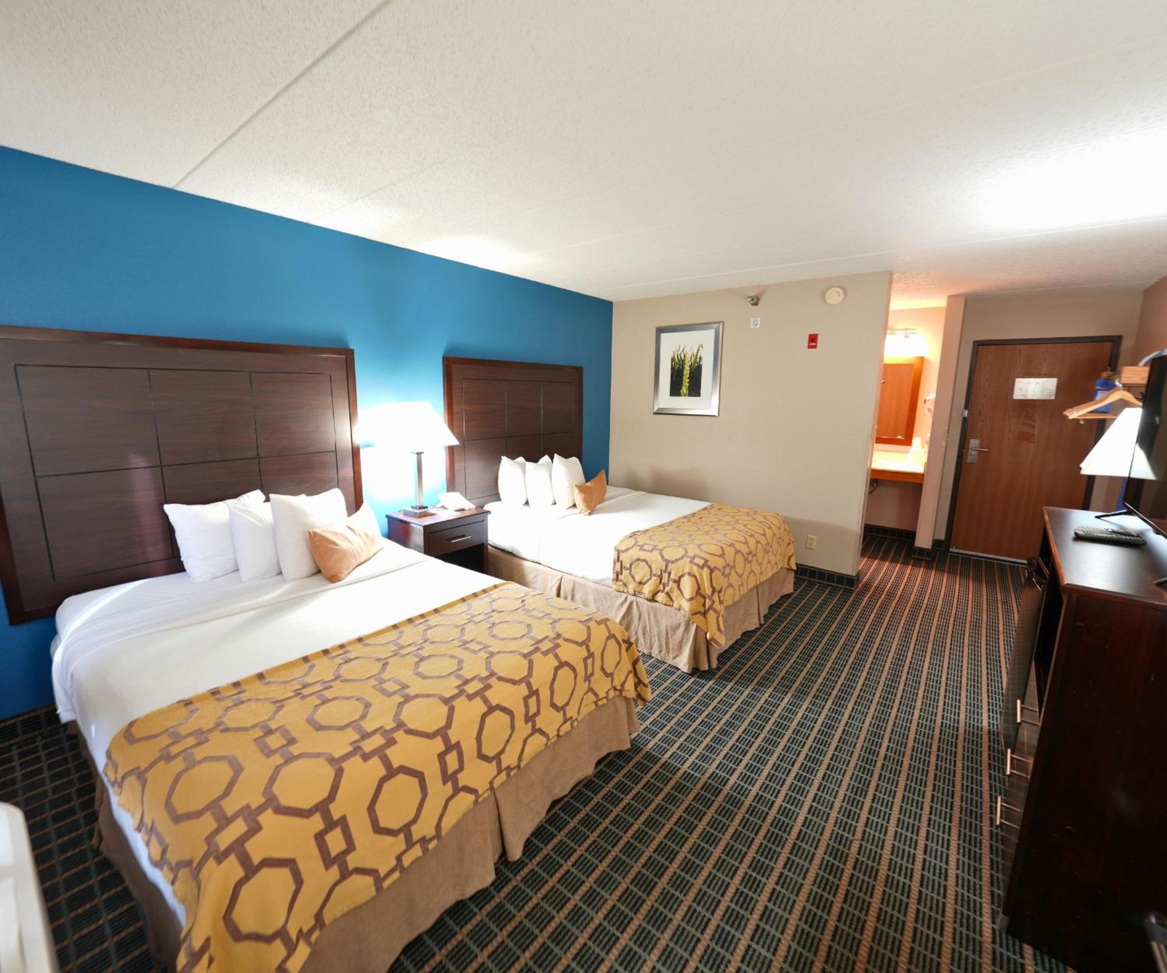 Queen Room with Two Queen Beds - Non-Smoking - Photo 5