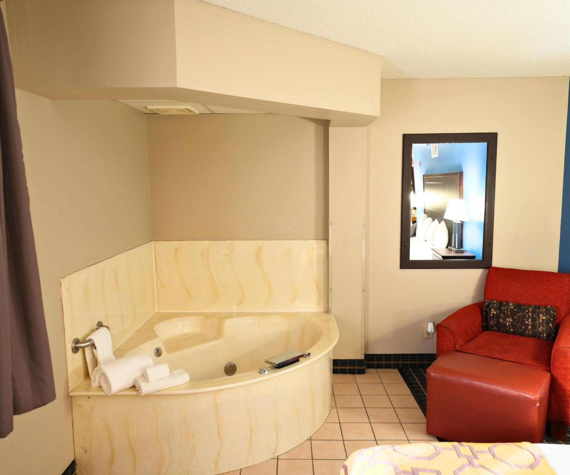 Studio King Suite with Sofa Bed and Jetted Tub - Non-Smoking - Photo 5