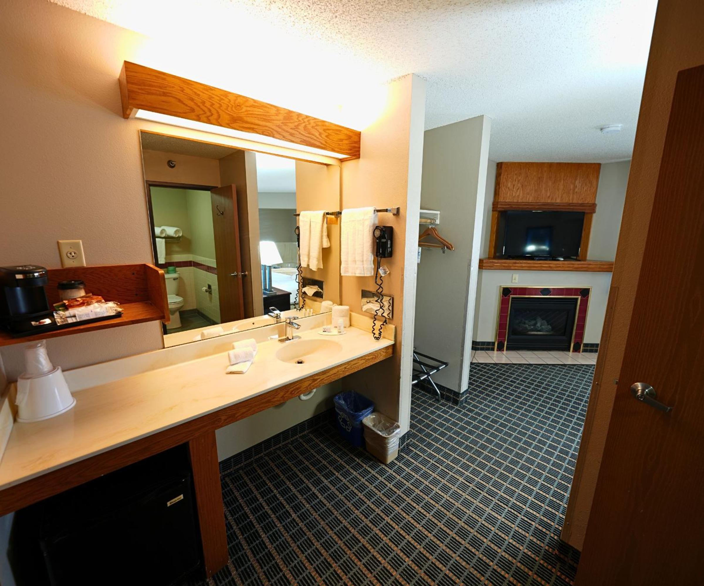 Studio King Suite with Sofa Bed and Jetted Tub - Non-Smoking - Photo 6