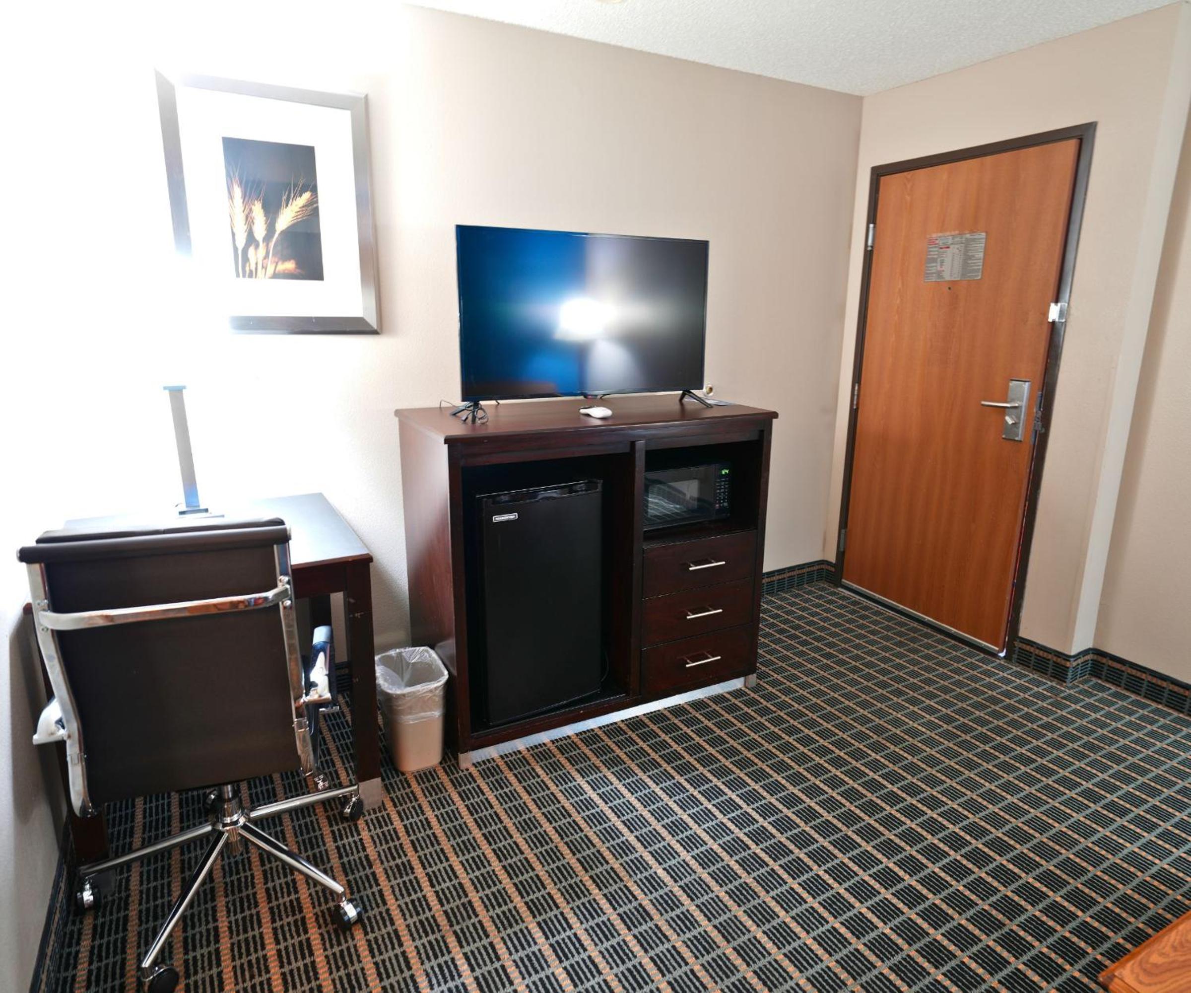 Studio King Suite with Sofa Bed and Jetted Tub - Non-Smoking - Photo 7
