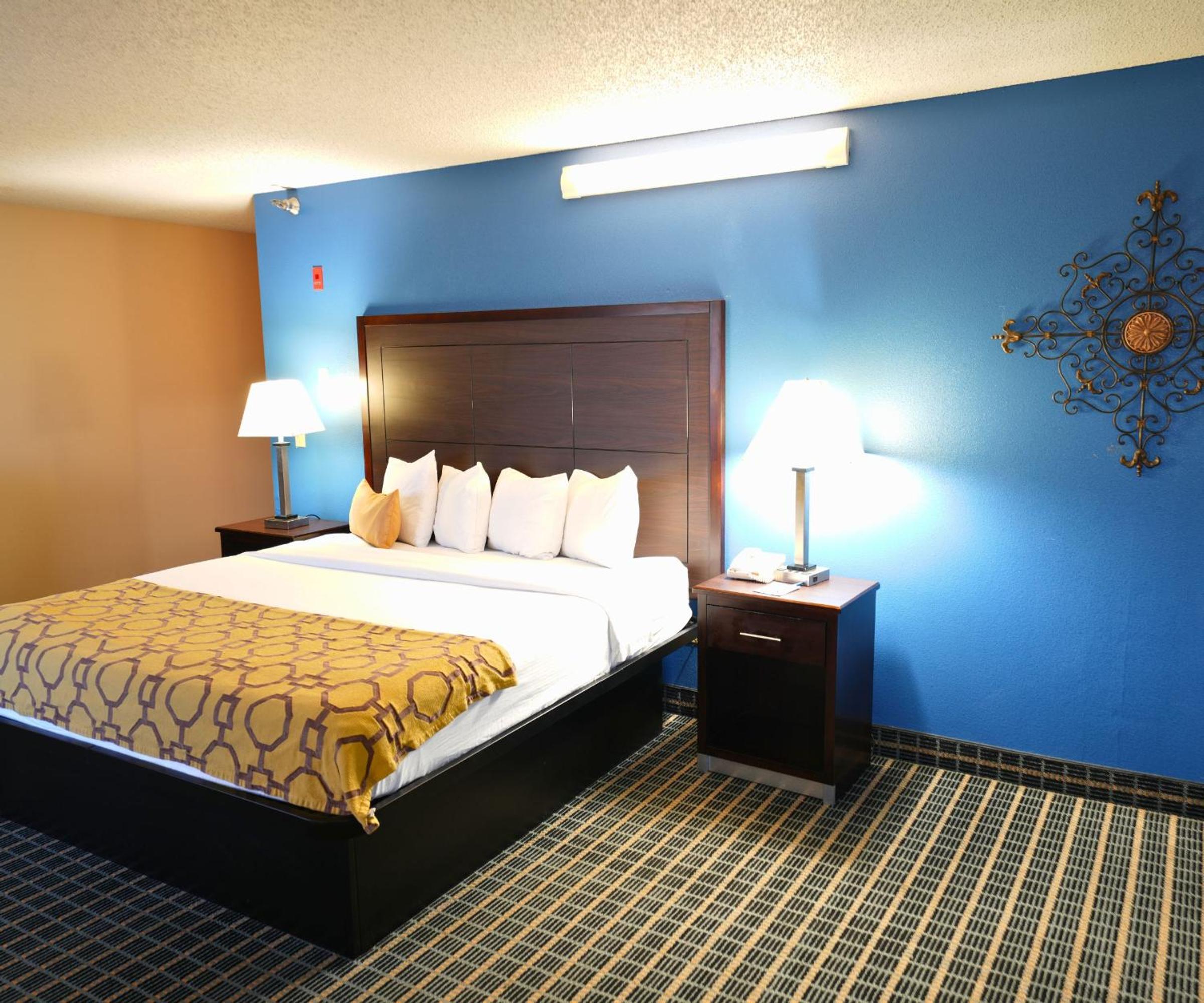 King Suite with Kitchen - Non-Smoking - Photo 3