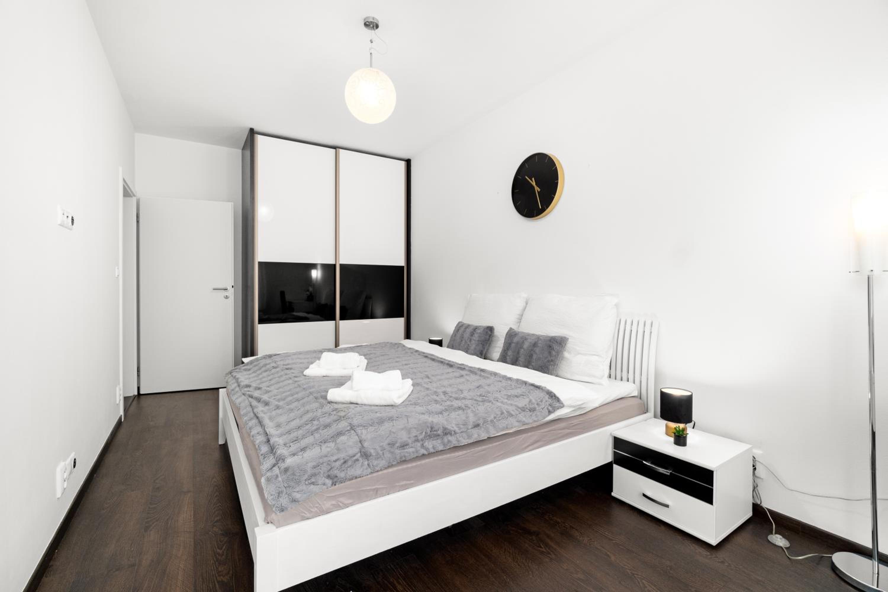 One-Bedroom Apartment photo 1