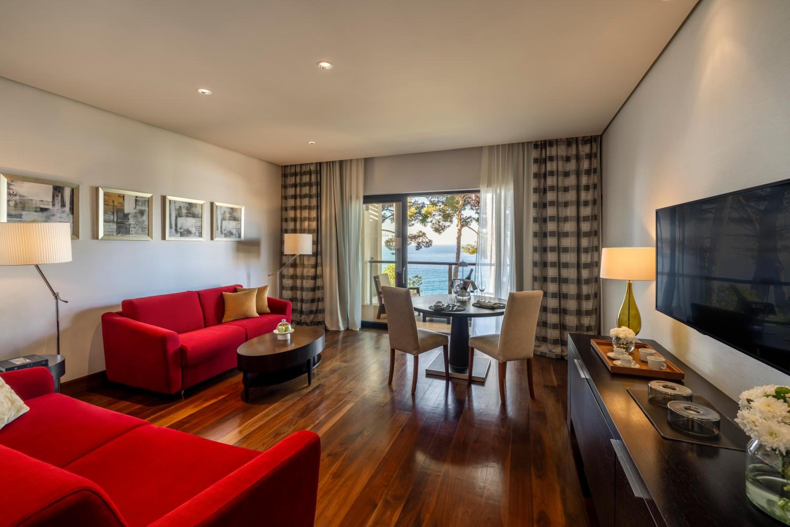 Executive Suite - Photo 5