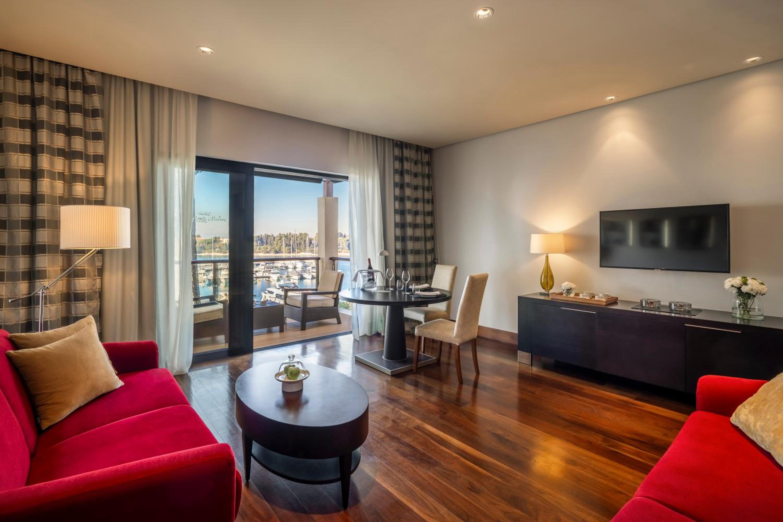 Executive Suite - Photo 6