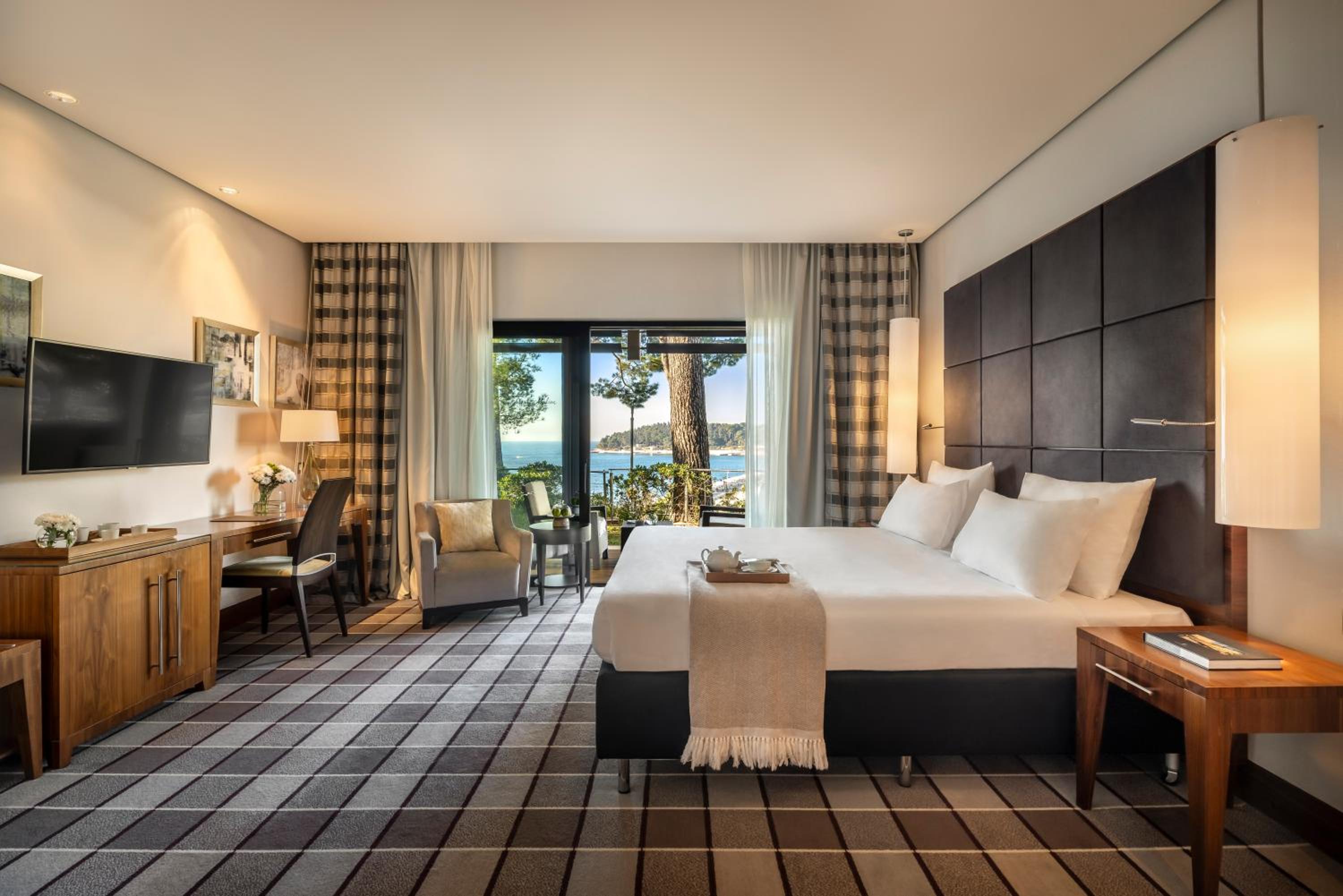 Executive Suite - Photo 1