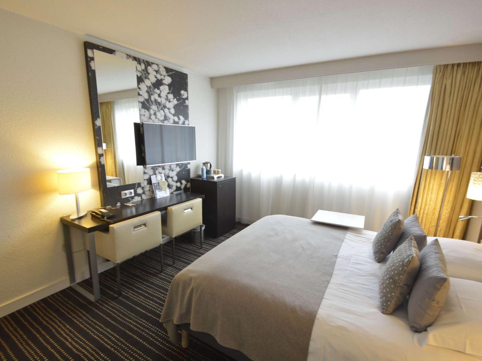 Room with Double Bed - Mobility Accessible  - Photo 4