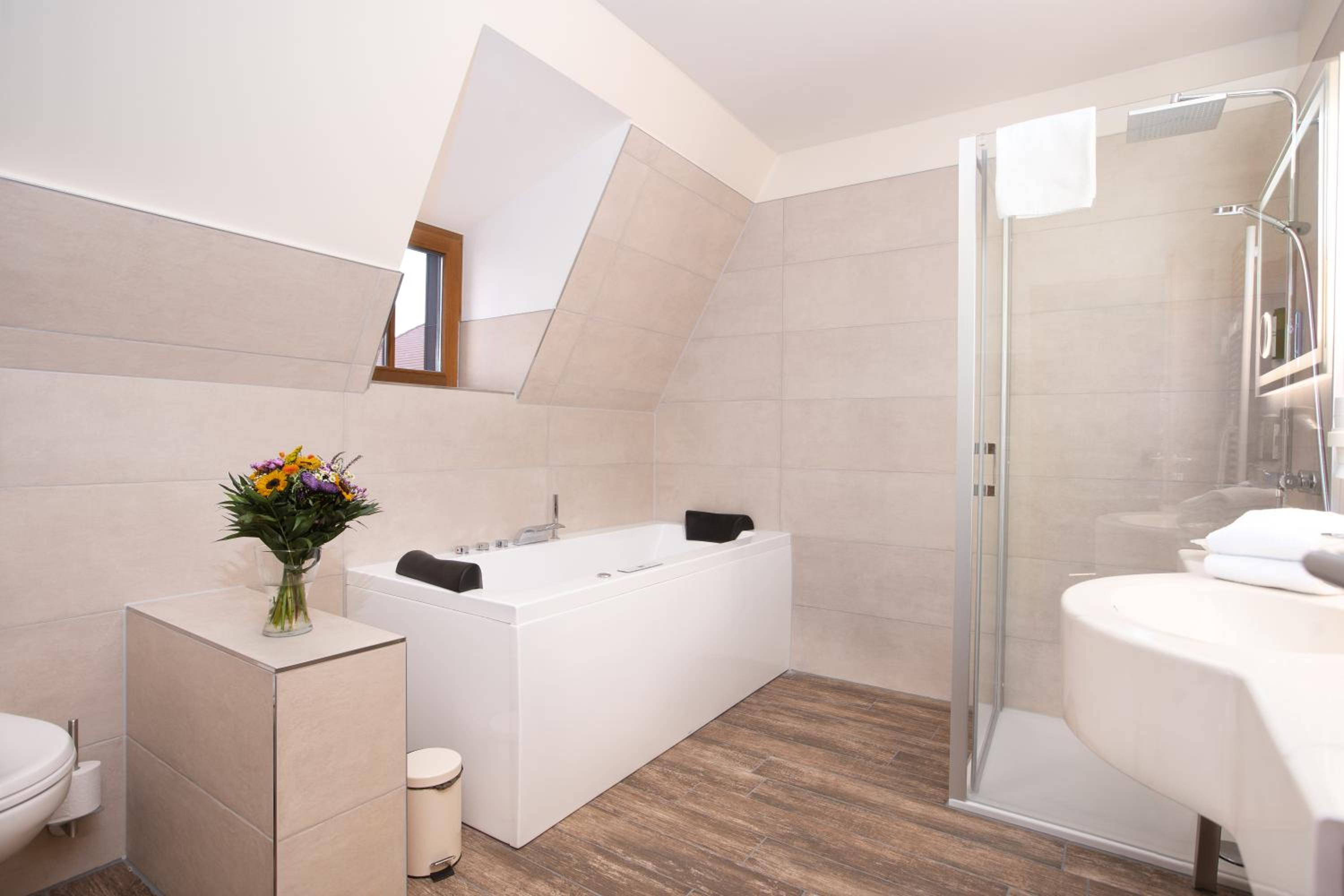 Deluxe Suite with Spa Bath photo 3