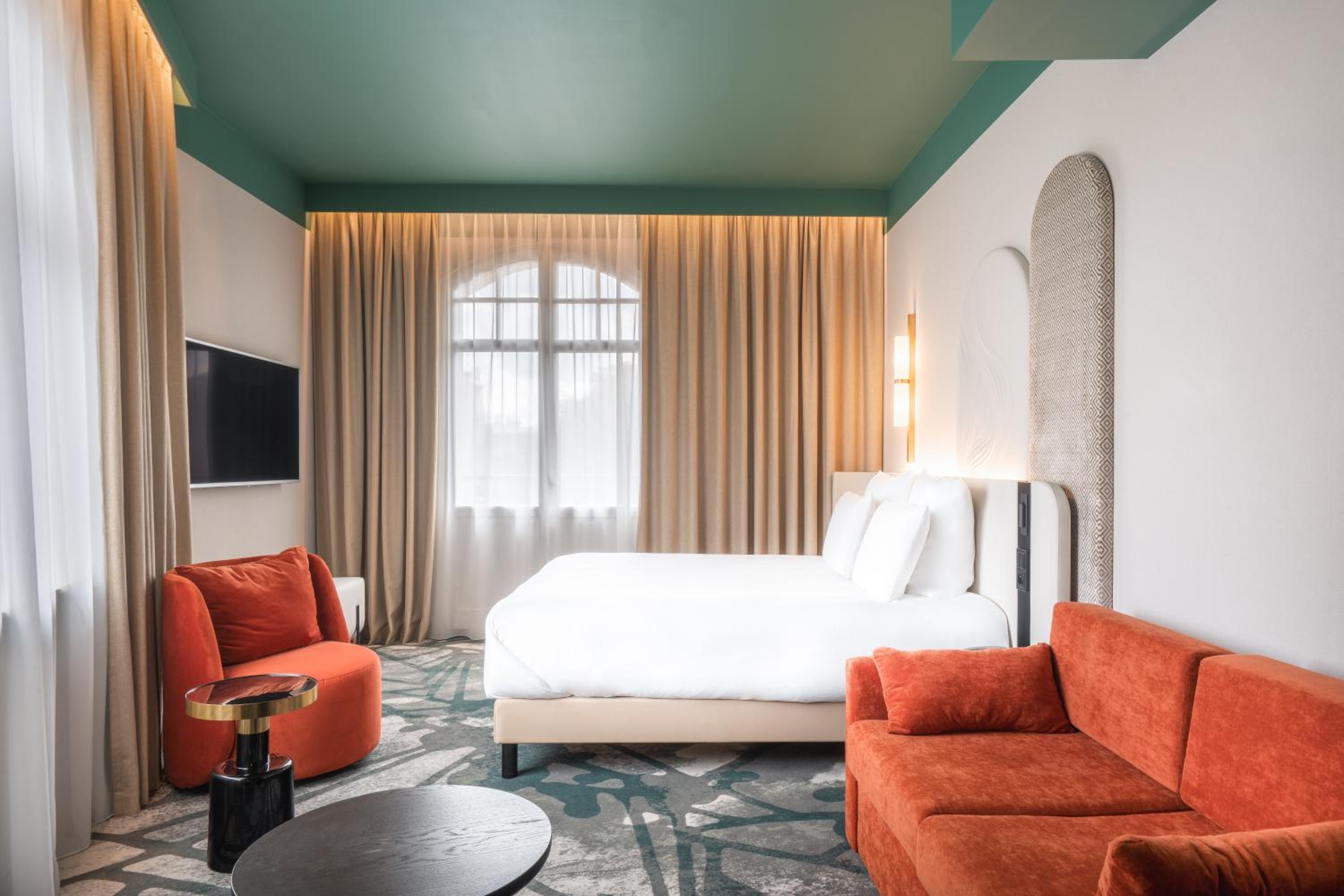 Junior King Suite with Sofa - Photo 9