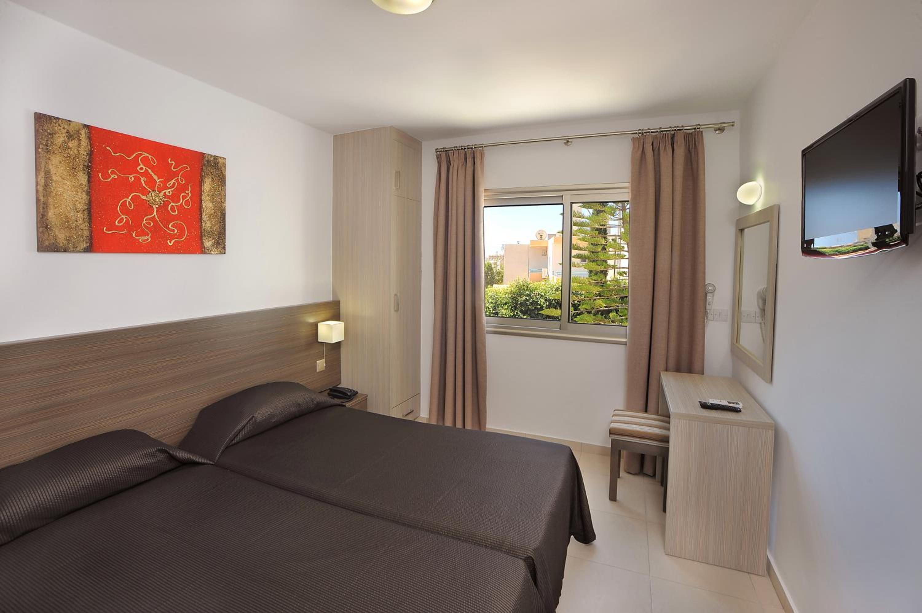 One-Bedroom Apartment - Photo 1