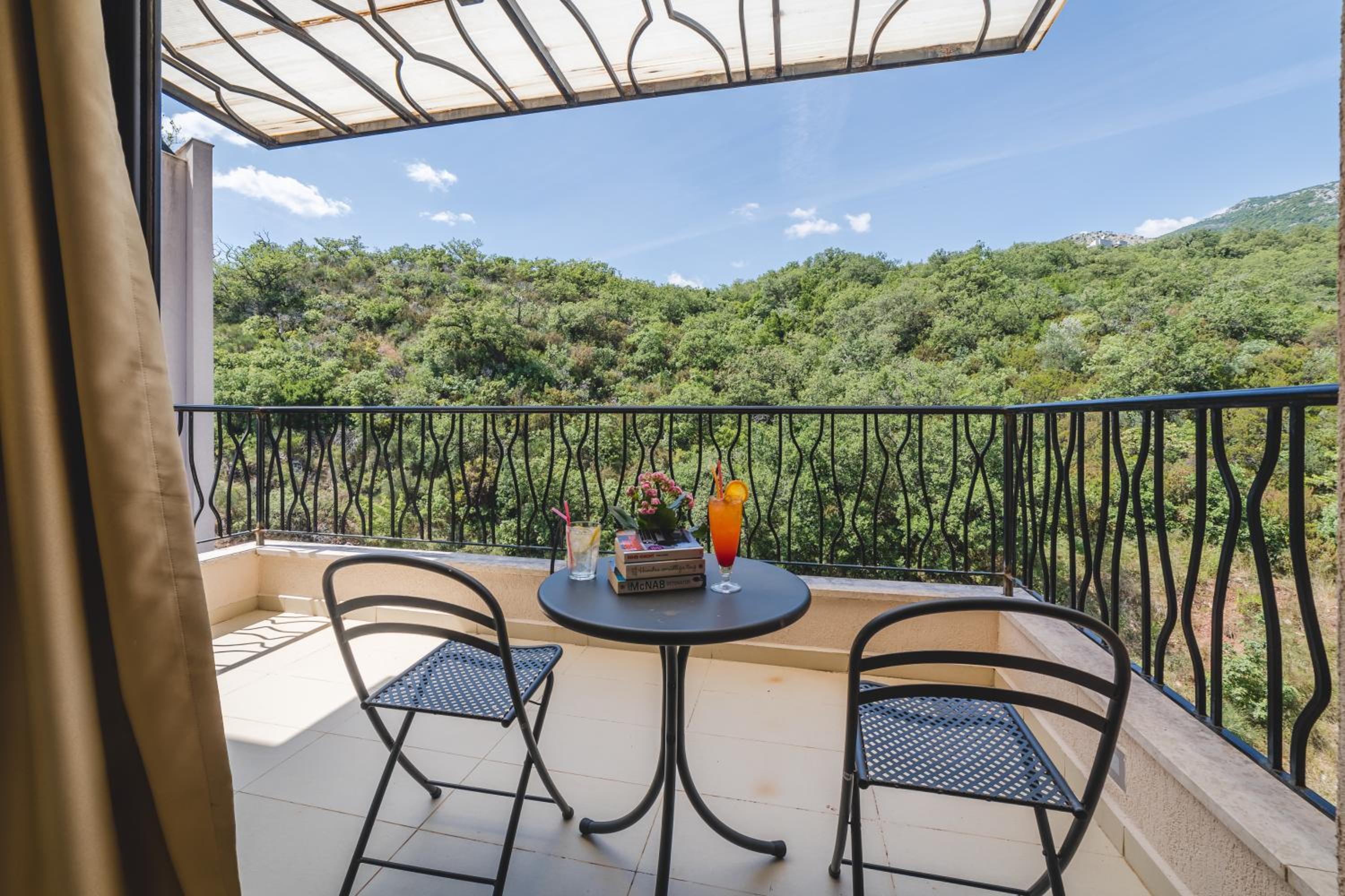 Apartment with Mountain View - Photo 5
