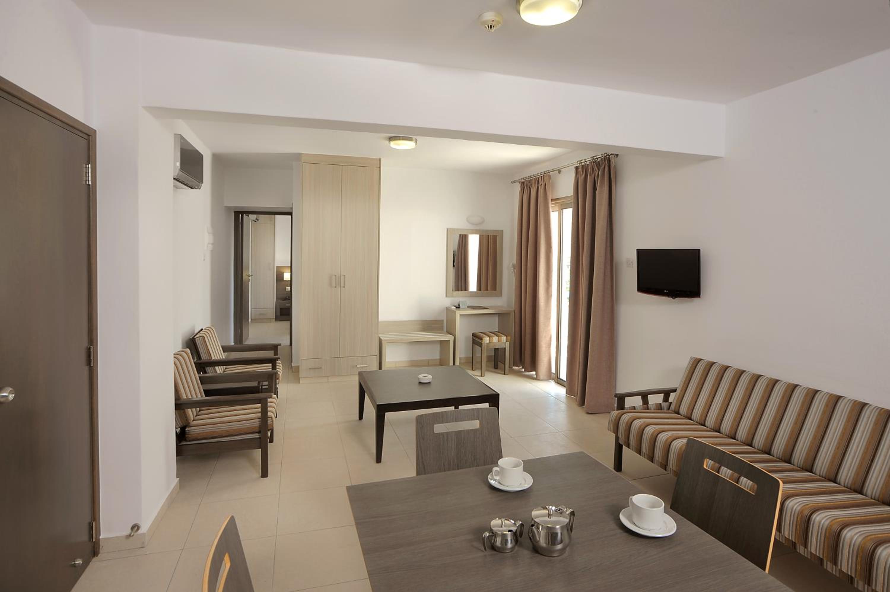 One-Bedroom Apartment - Photo 2