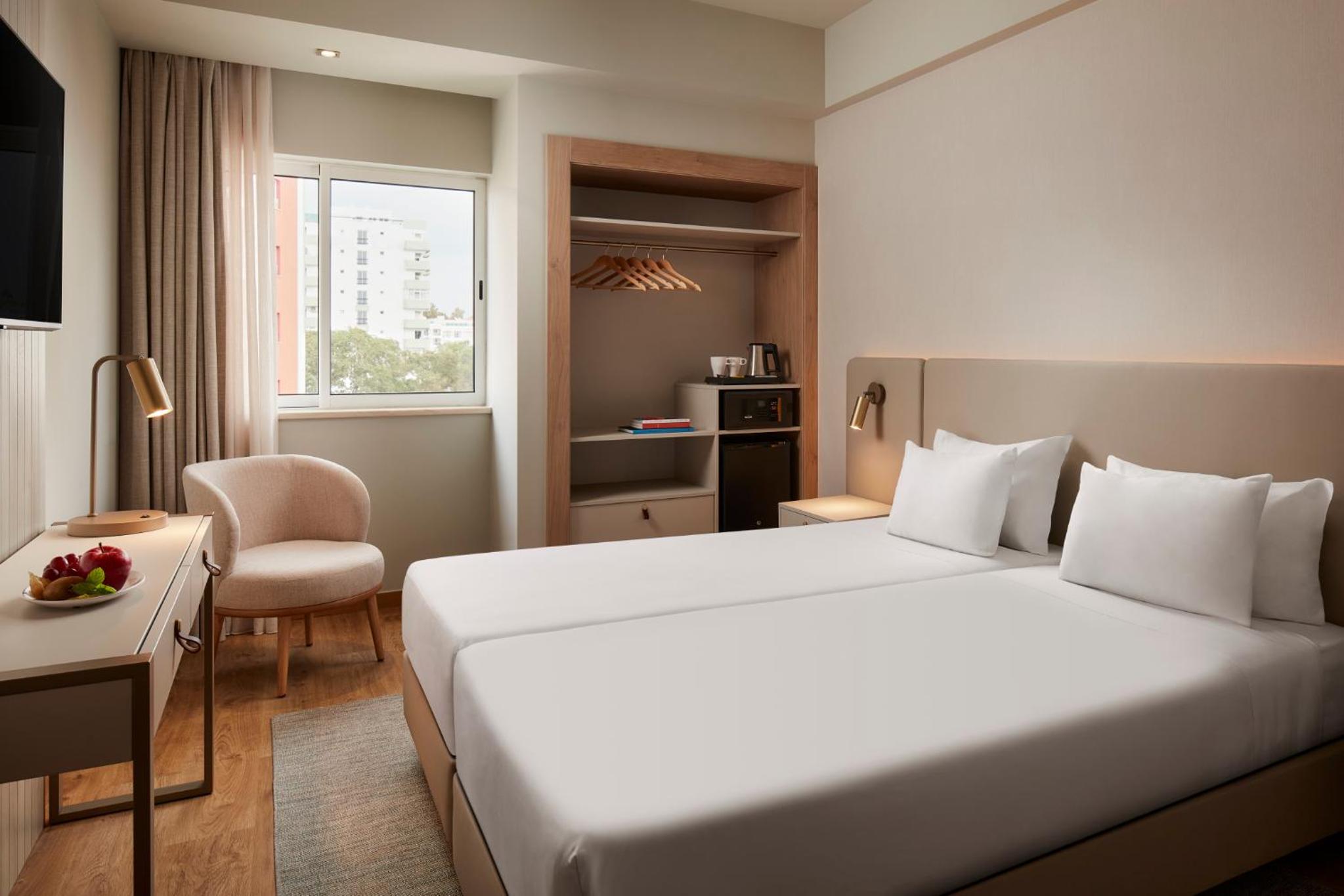 Double or Twin Room with City View photo 2