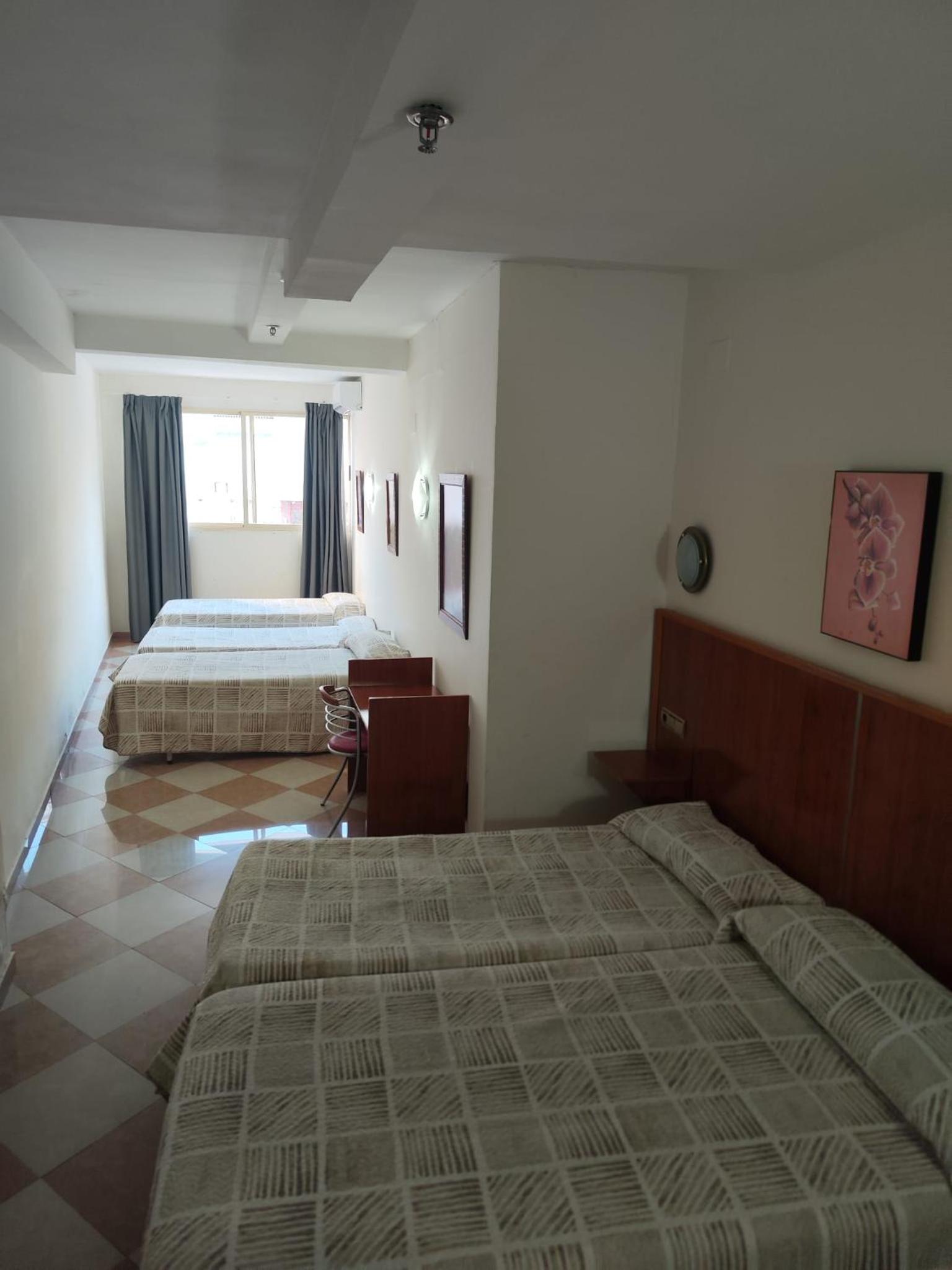 Family Room (2 Adults + 2 Children) - Photo 4