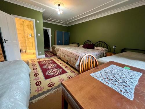 Family Room with Private Bathroom photo 2