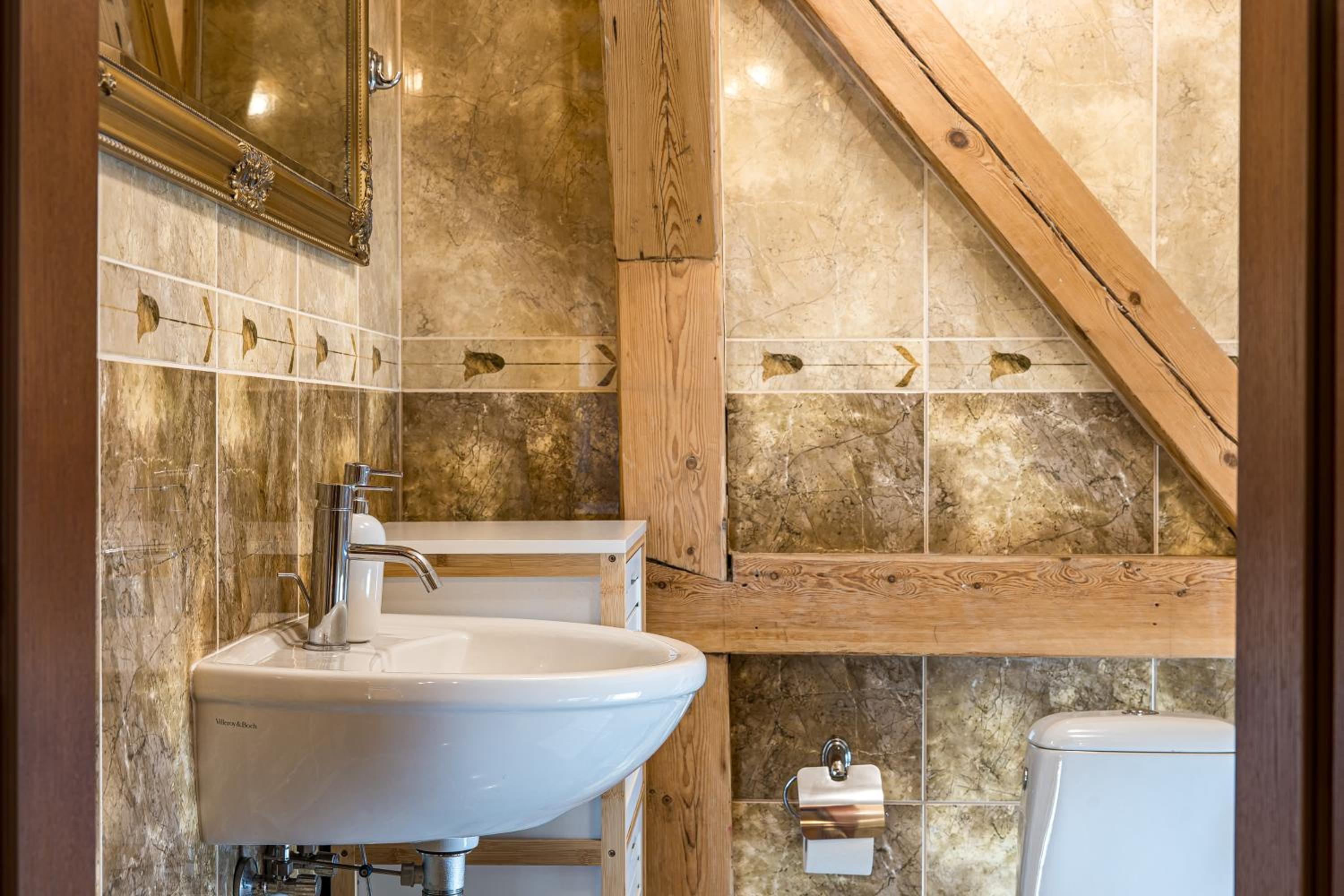 Deluxe King Suite - Photo 18