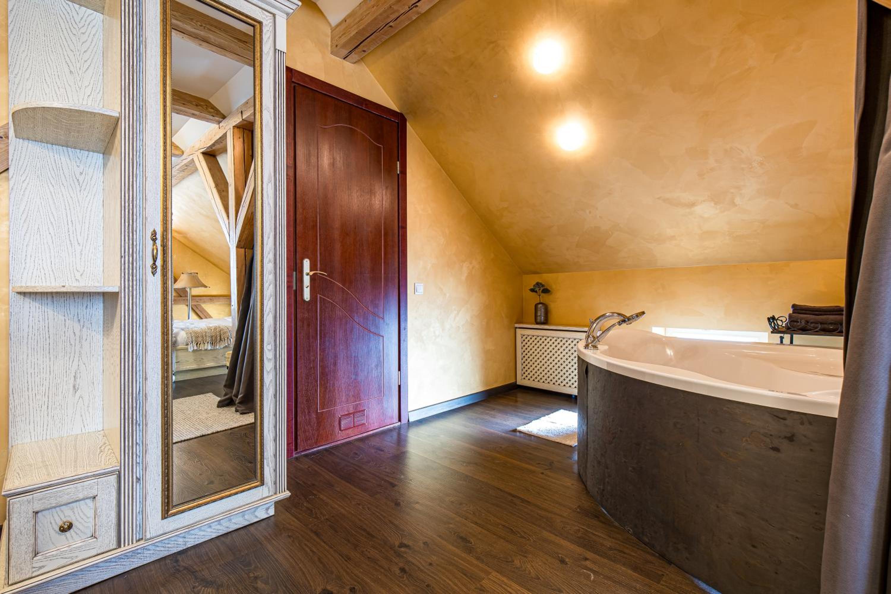 Deluxe King Suite - Photo 17