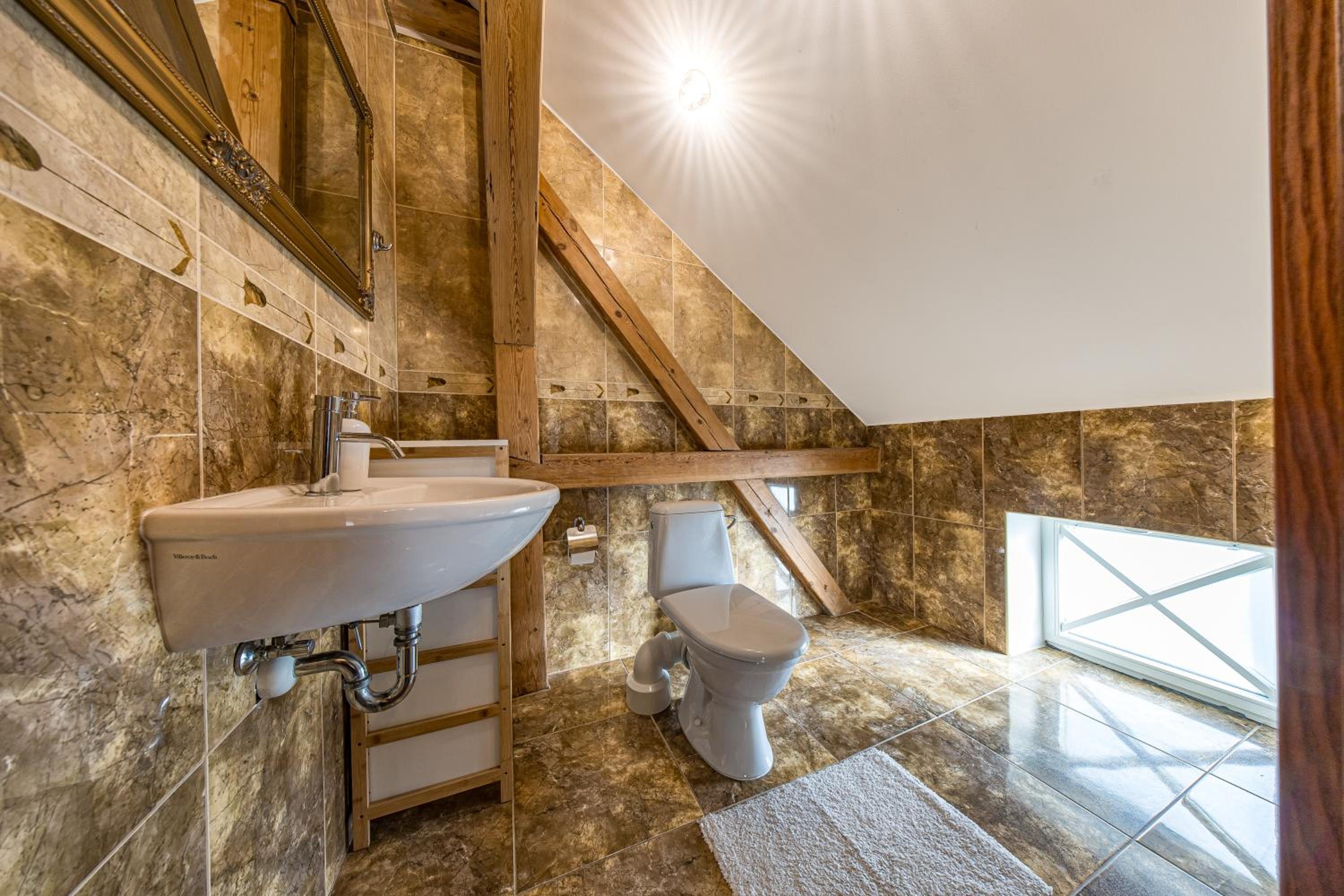 Deluxe King Suite - Photo 20