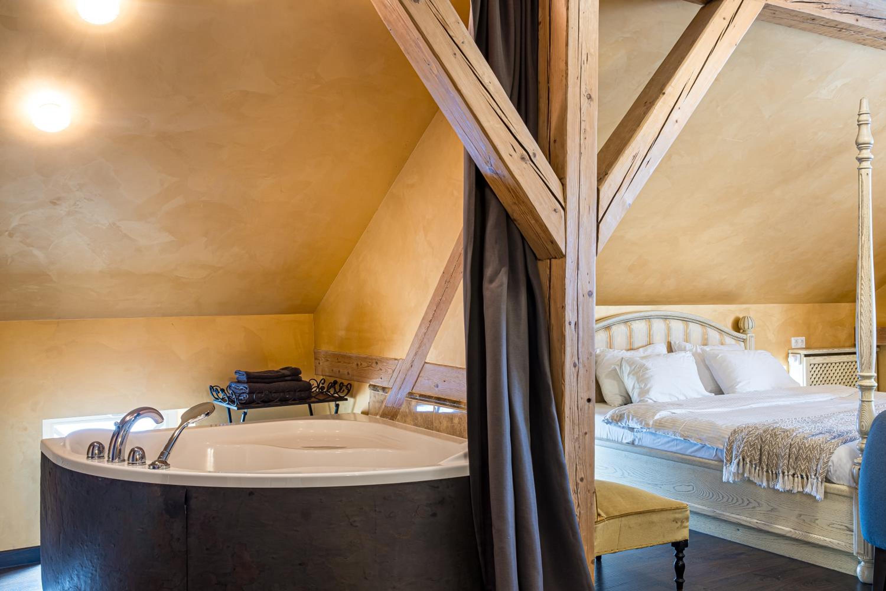 Deluxe King Suite - Photo 16