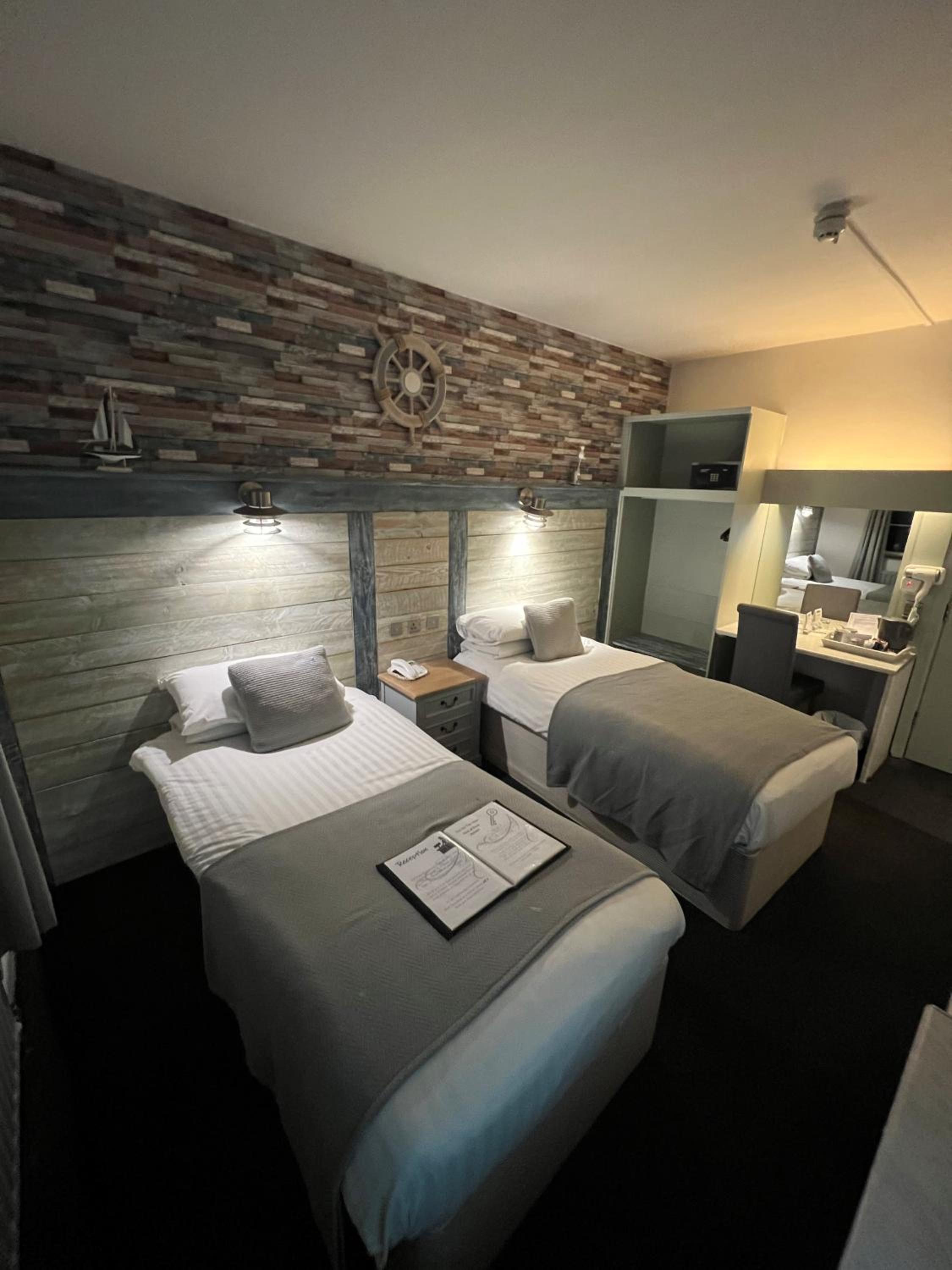 Twin Room - Photo 1