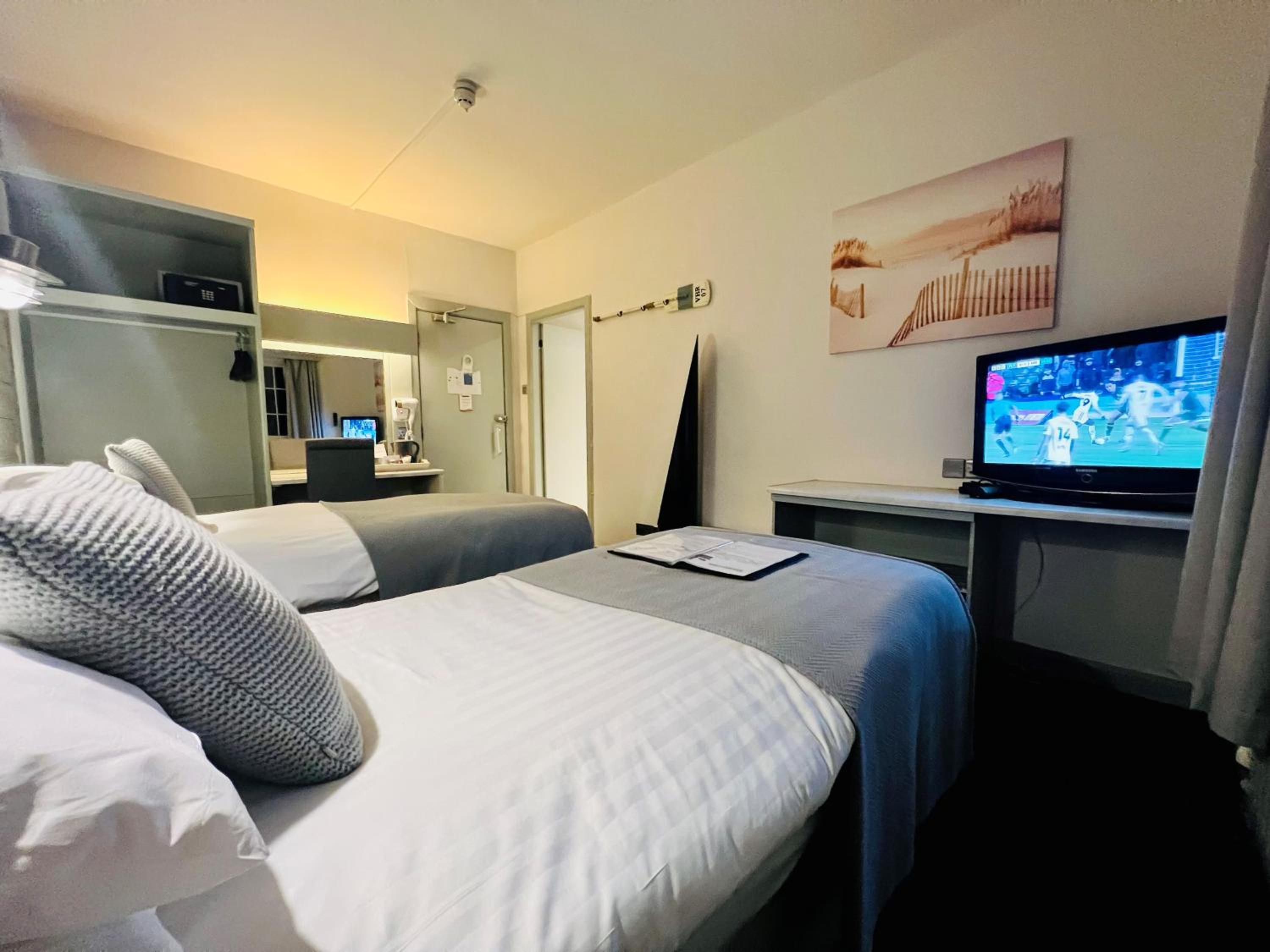 Twin Room - Photo 5