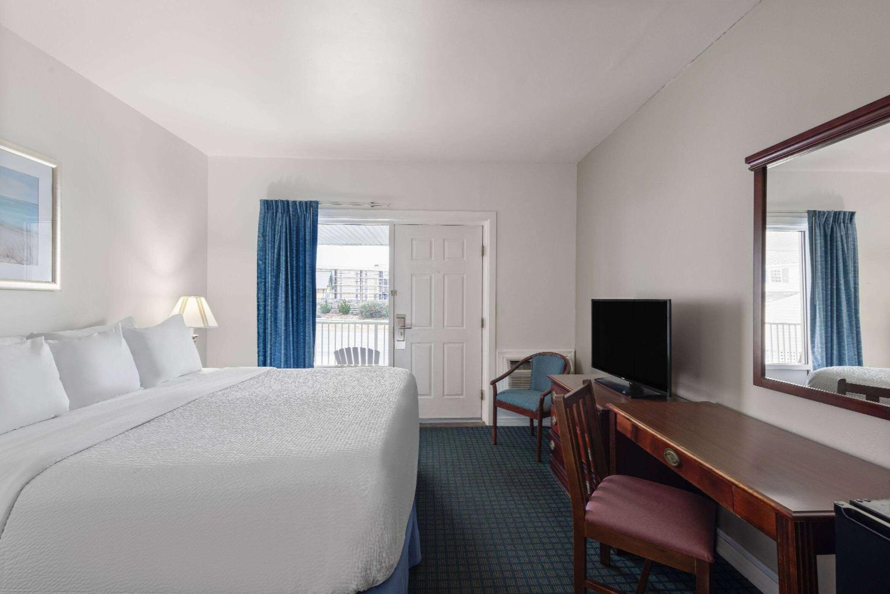 King Room - Non-Smoking  First or Second Floor - Photo 2