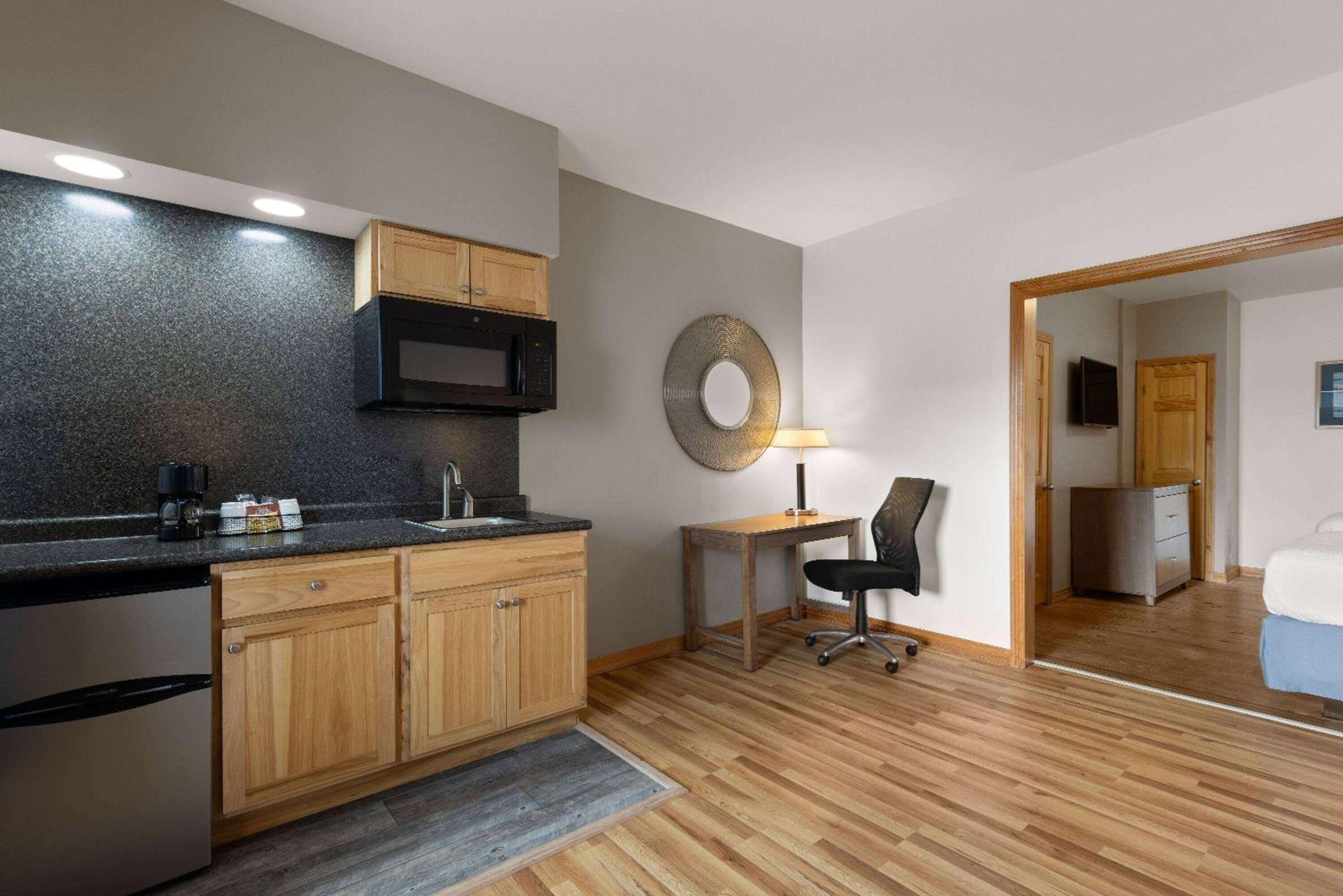 Suite with Two Double Beds Non Smoking First or Second Floor - Photo 5