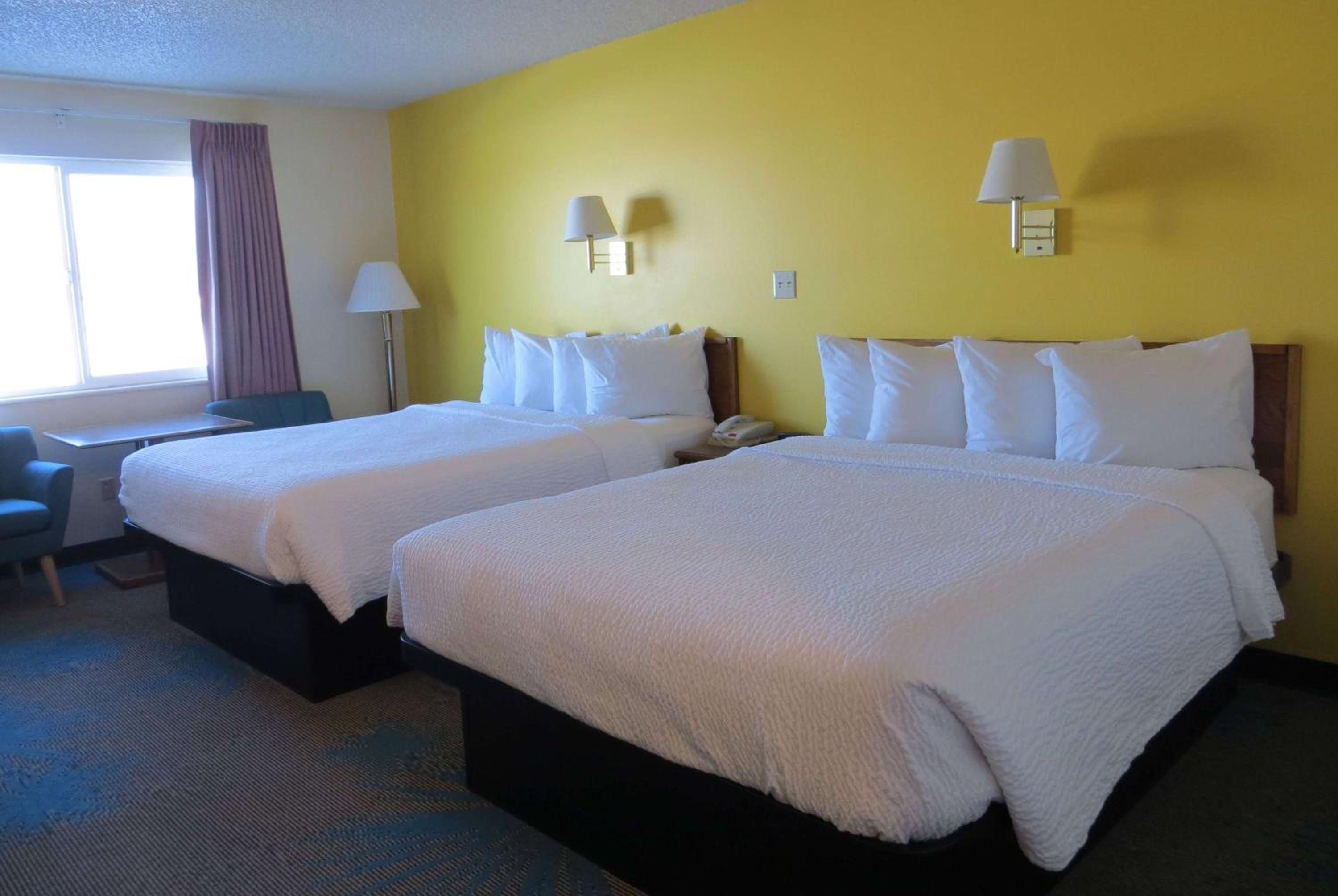Queen Room with Two Queen Beds - Non-Smoking - Photo 1