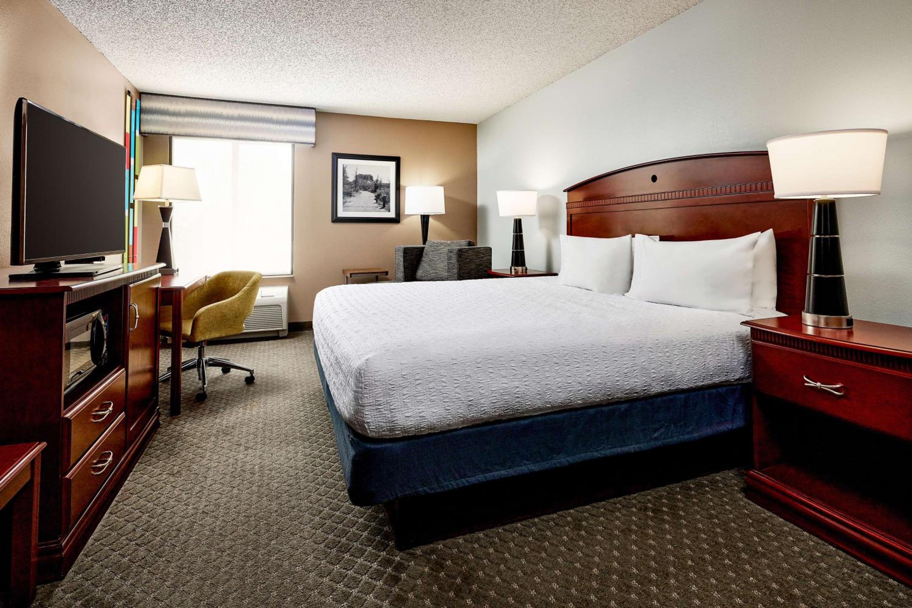 King Room with King Bed - Non-Smoking - Photo 1