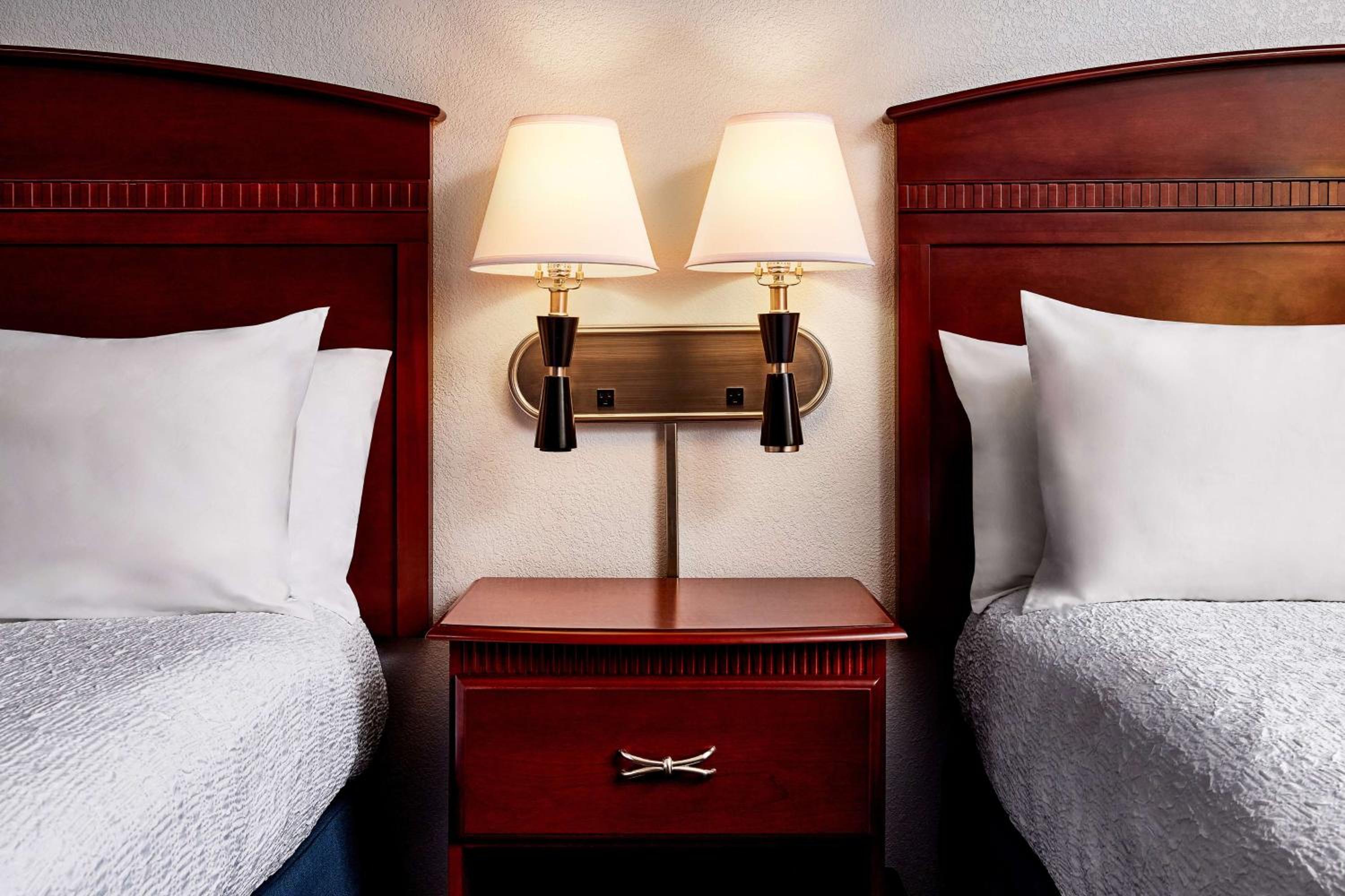 Room with Two Queen Beds - Non-Smoking - Photo 2